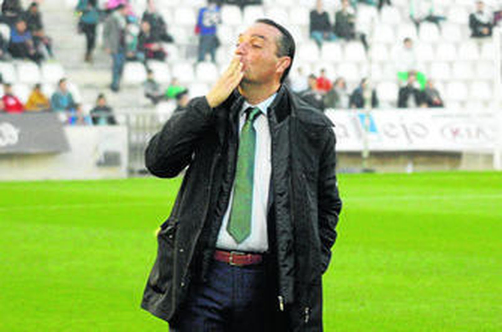 José Luis Oltra lanza un beso a la grada de tribuna en los prolegómenos del partido de ayer ante la Llagostera.