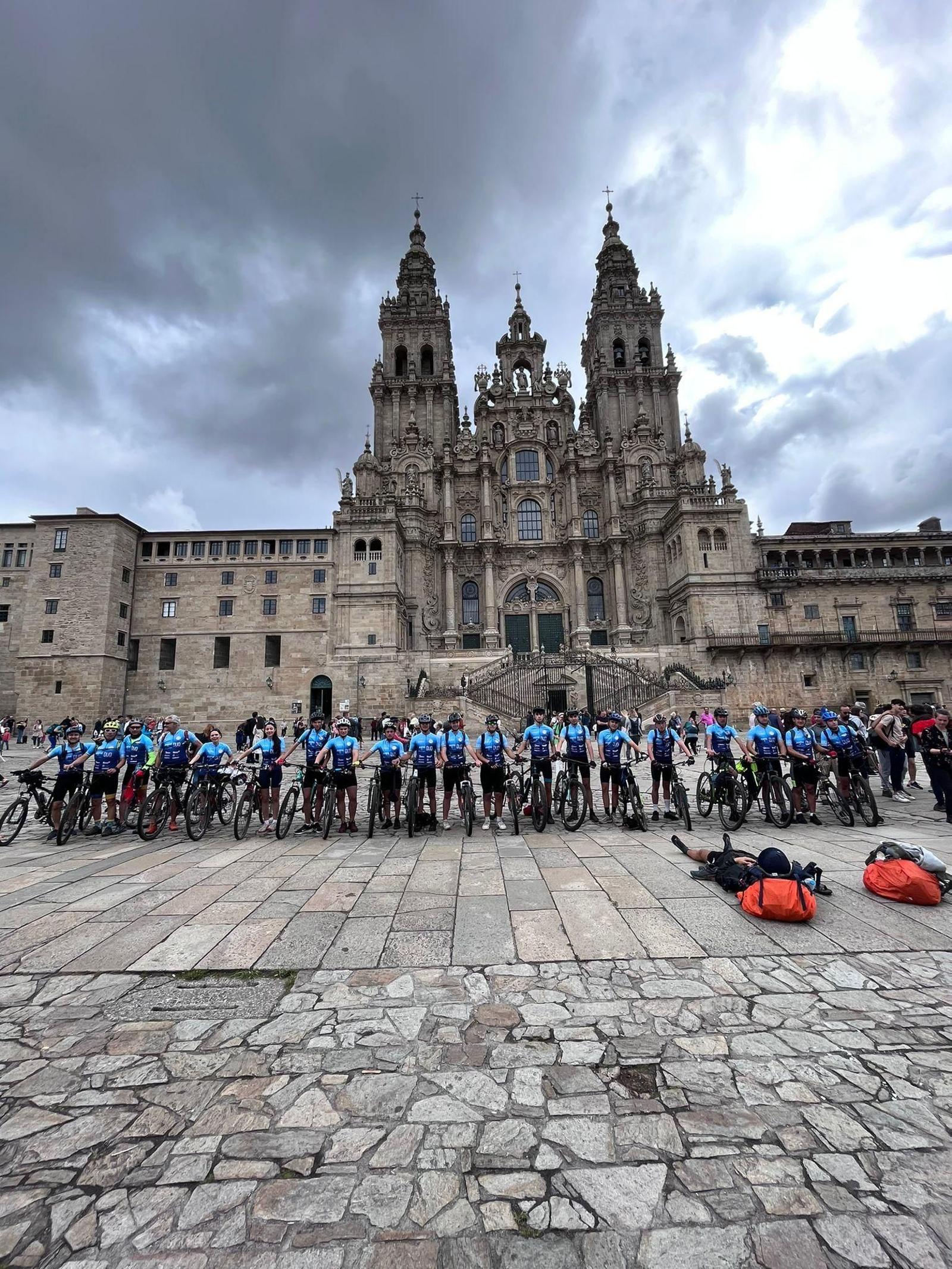 Los 17 alumnos lograron llegar a la Catedral de Santiago de Compostela. Los 17 alumnos lograron llegar a la Catedral de Santiago de Compostela.