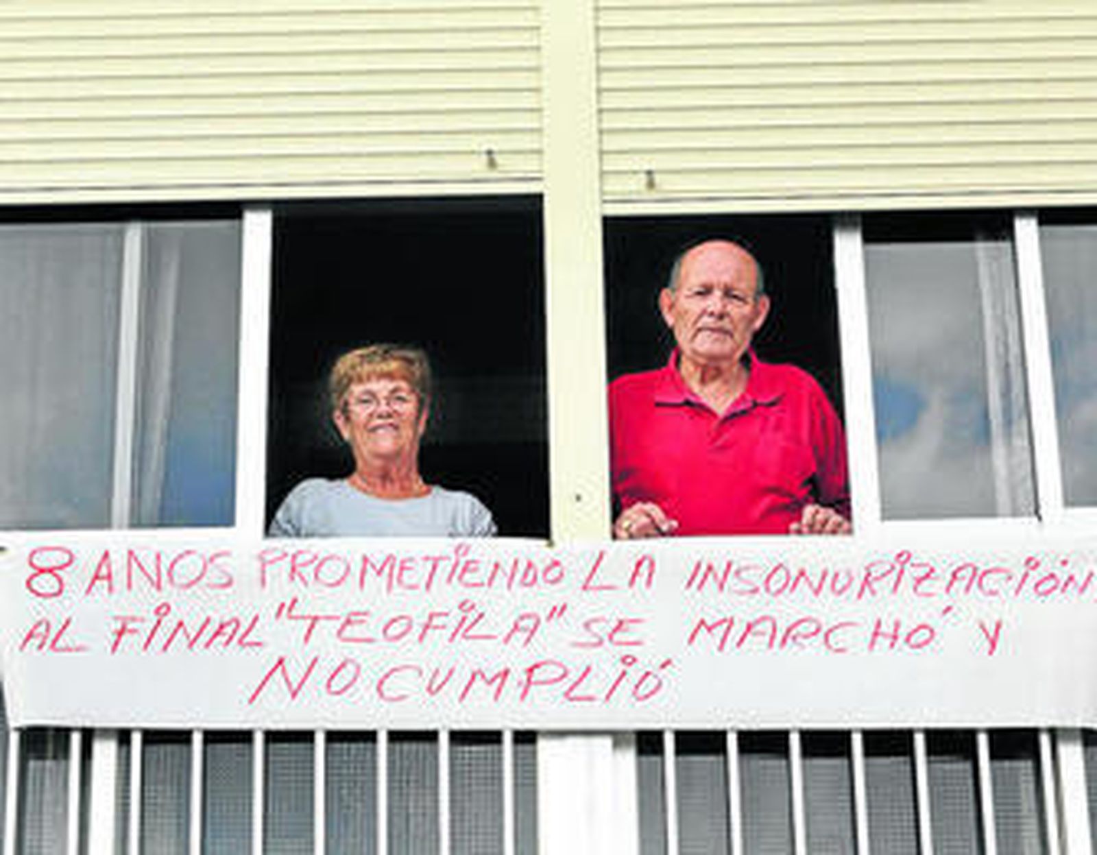 Unos vecinos del bloque más afectado por el puente mostraron su protesta el día de la inauguración.