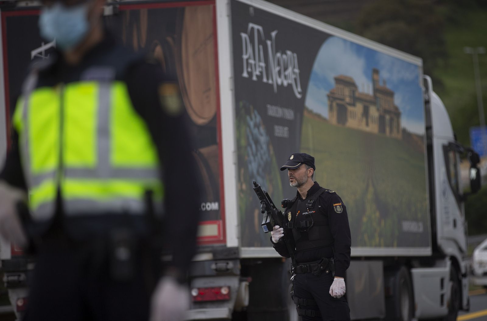 Coronavirus en Sevilla: Controles de la Policía Nacional a las puertas del puente del 1 de Mayo
