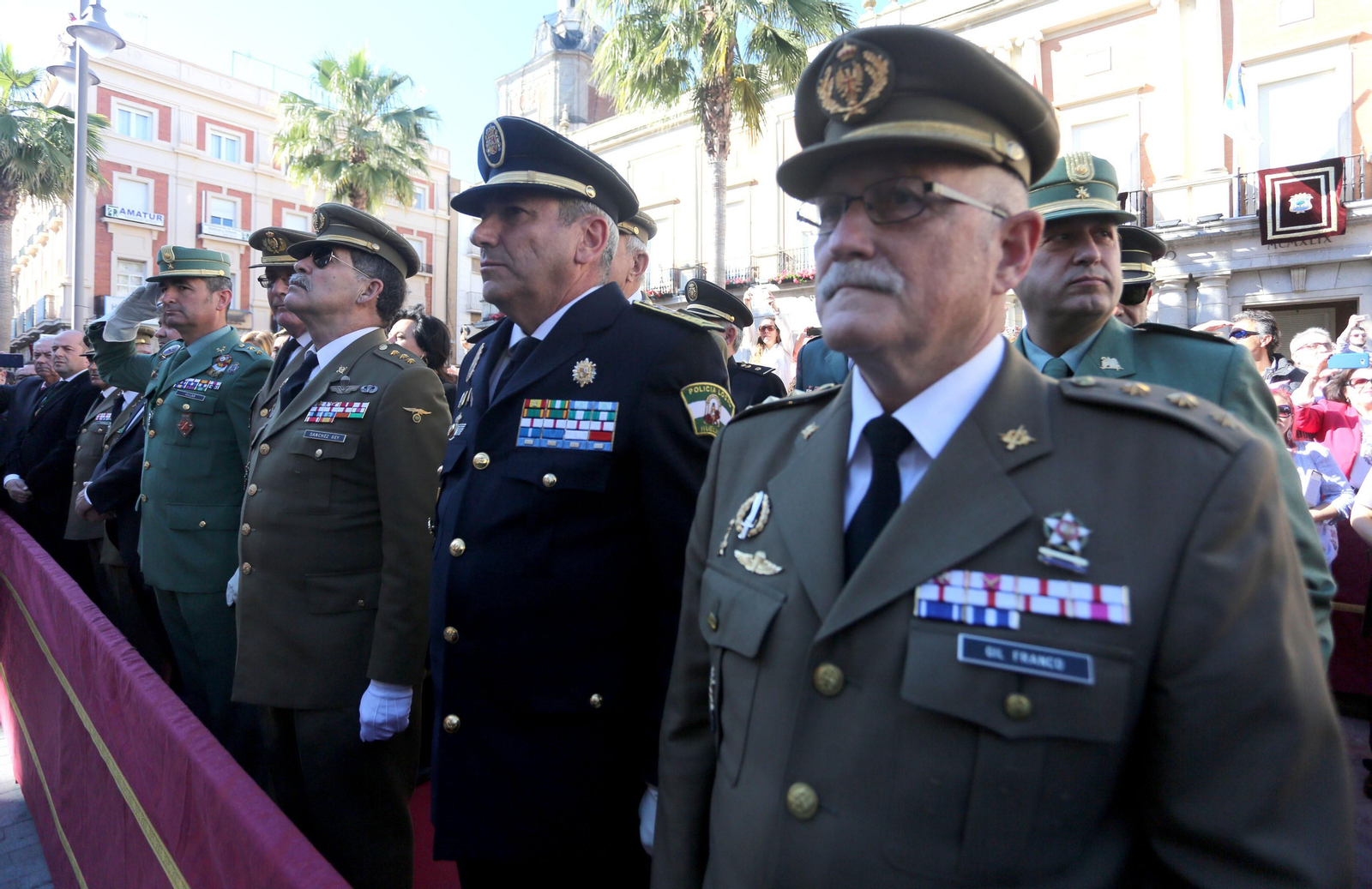 Recibimiento a la Legión en las calles del centro de Huelva