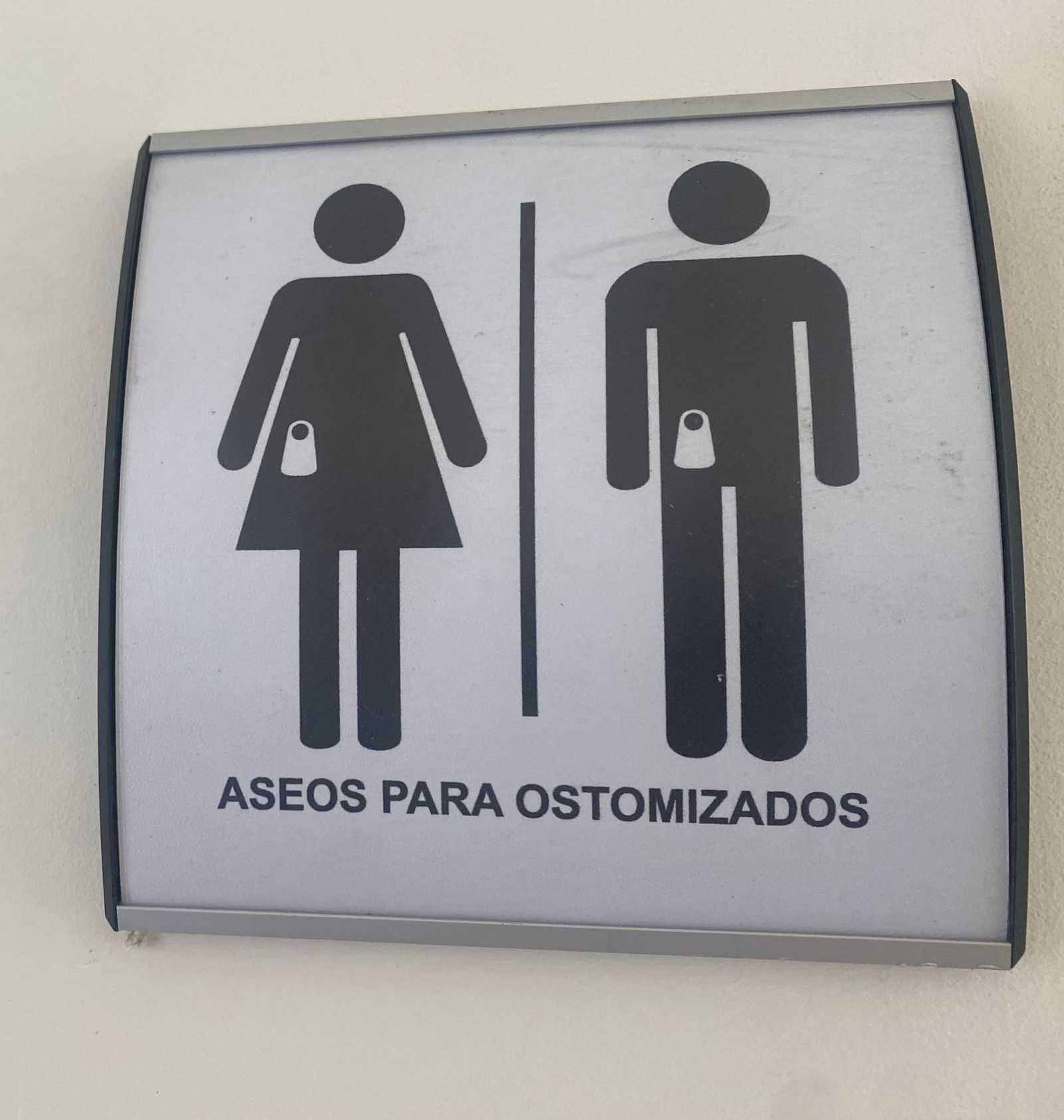 Cartel de los baños ostomizados en el Hospital de Jerez