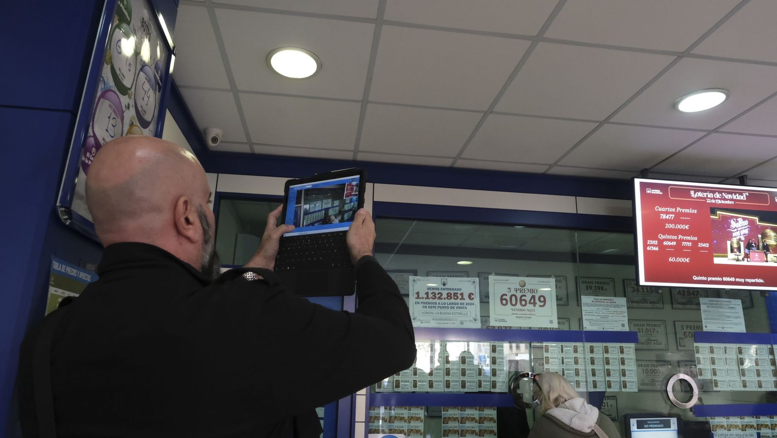 La lluvia de millones de la Lotería de Navidad llega a Roquetas, Las Norias, Las Cabañuelas y a Almería, en fotos