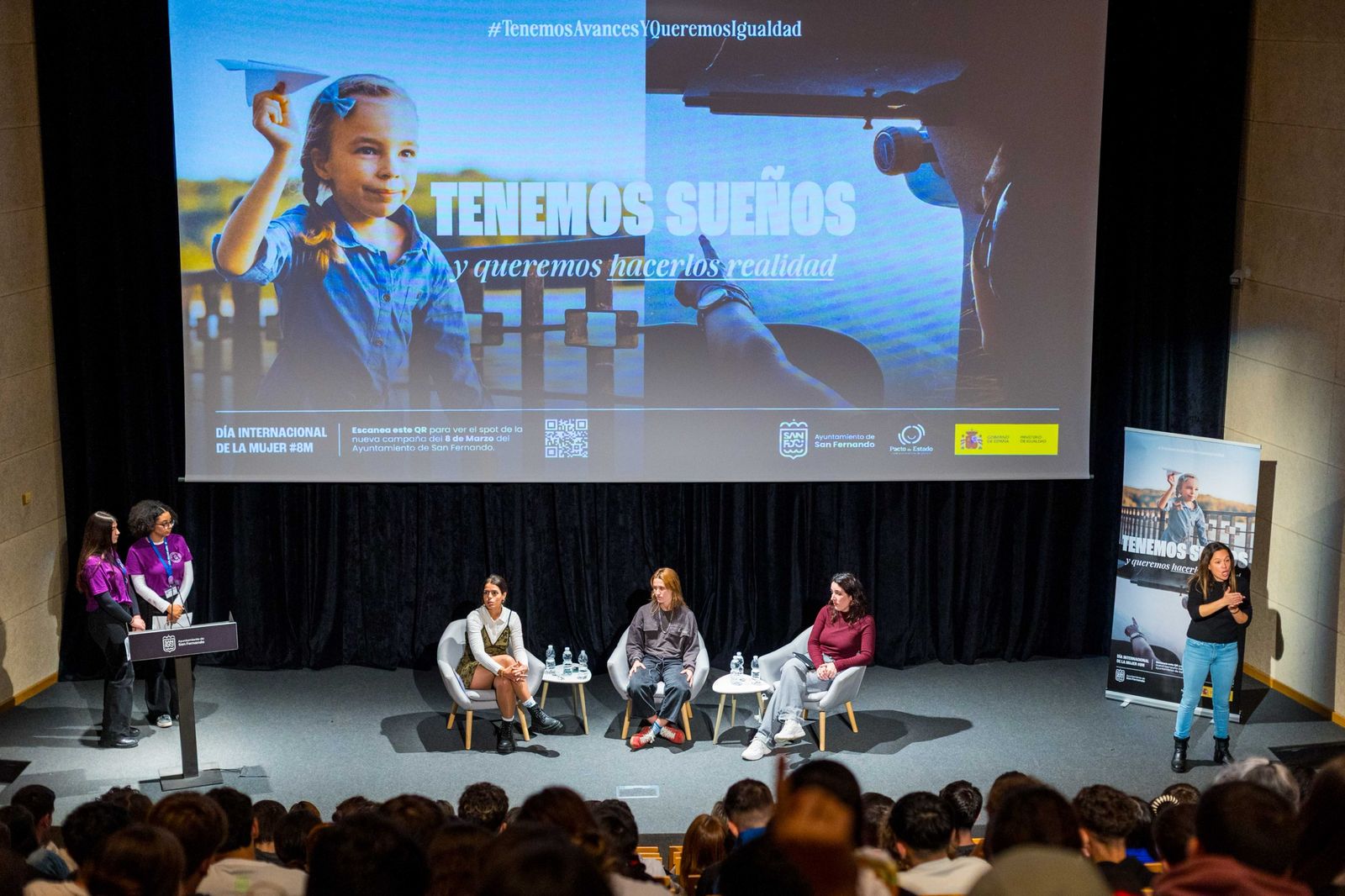 Irene Geraldía Villar, Begoña Alday Sáenz y Ángeles Taro, en las jornadas del 8M dirigidas a alumnos de Secundaria y Bachillerato de San Fernando