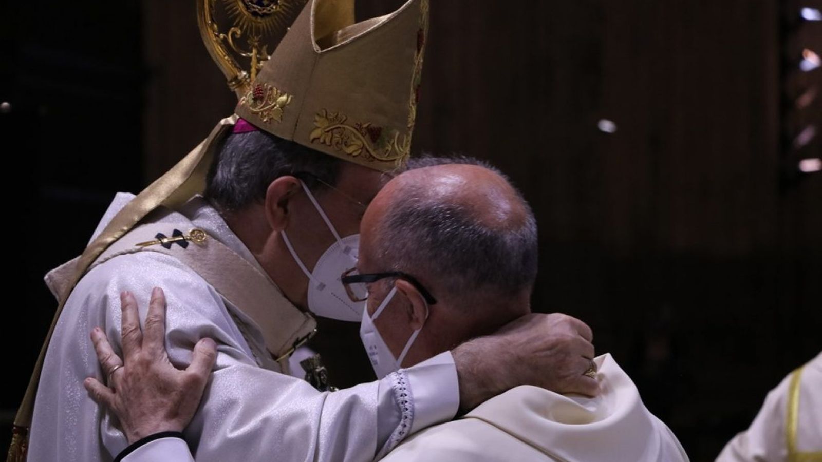 Monseñor Asenjo abraza a uno de los sacerdotes que han celebrado sus bodas de oro.
