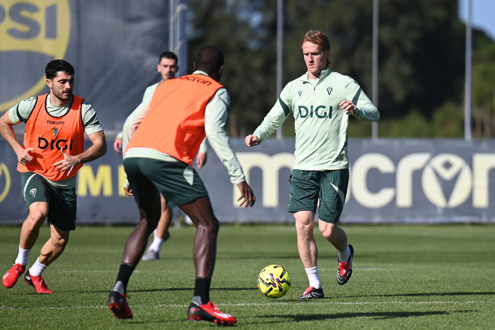 Álex conduce el balón en uno de los últimos entrenos del equipo.
