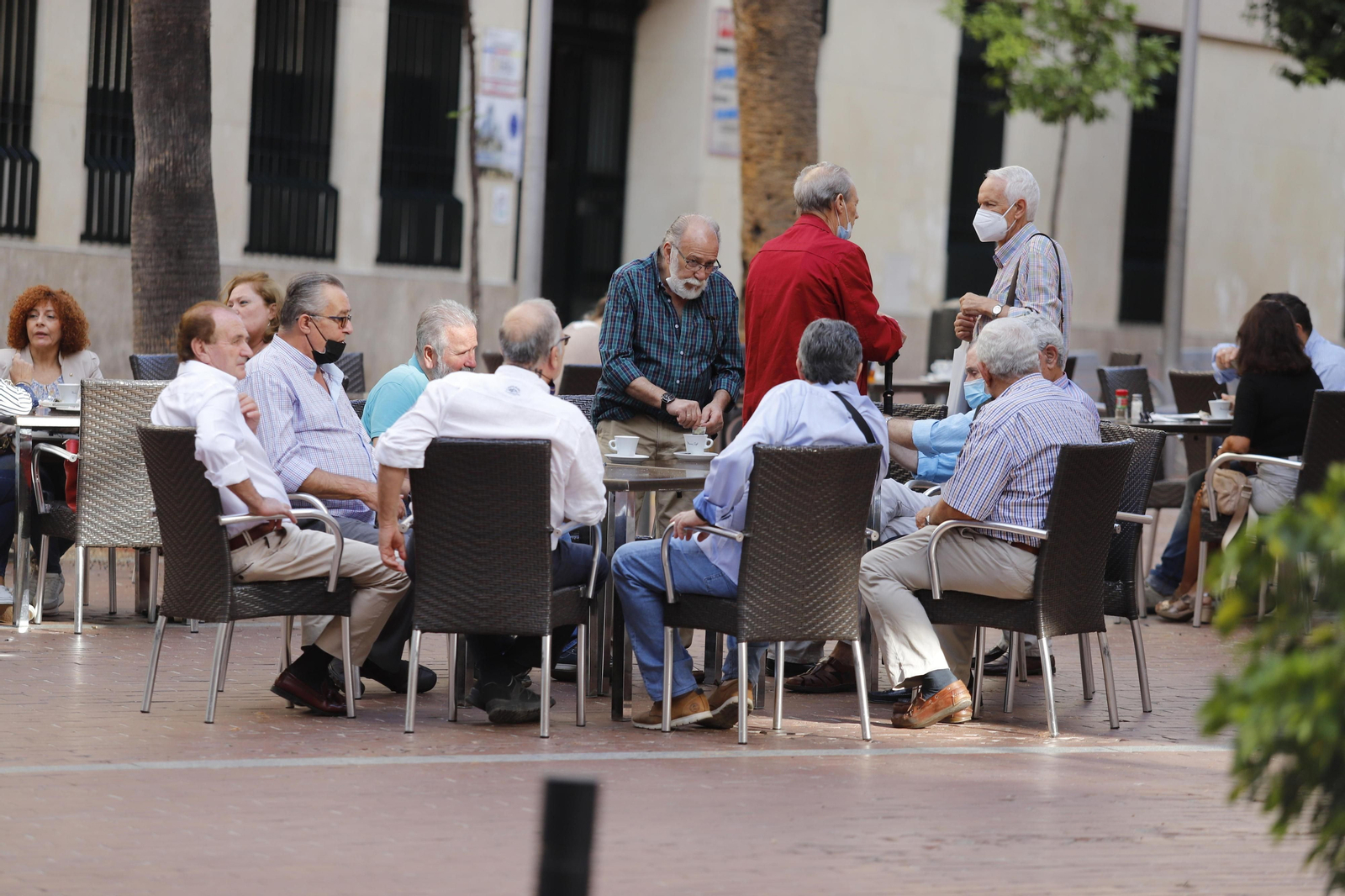 Ambiente en una de las terrazas del Paseo Santa Fe de la capital. Ambiente en una de las terrazas del Paseo Santa Fe de la capital.