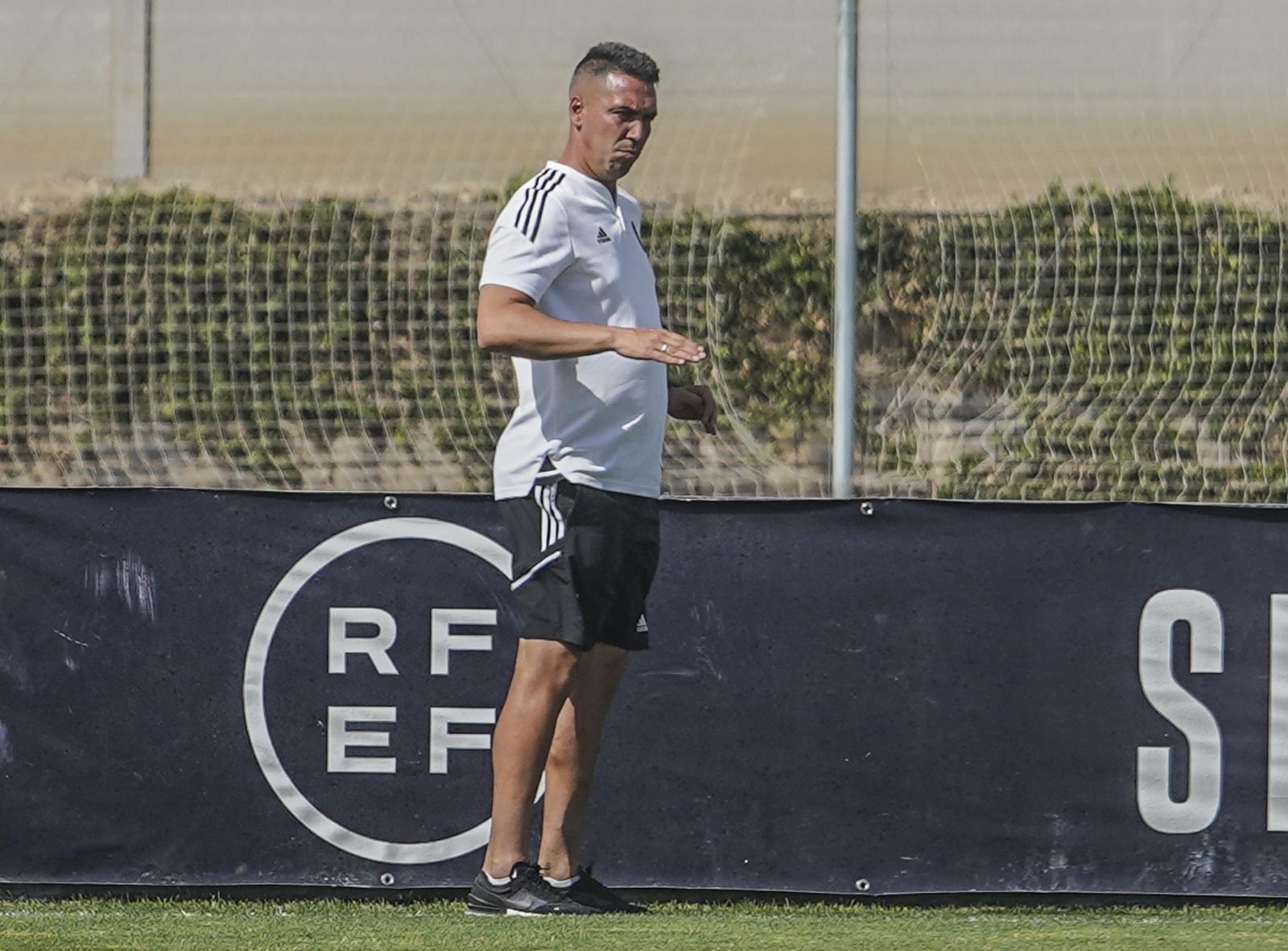 Juan Antonio Milla pide calma a sus jugadores.