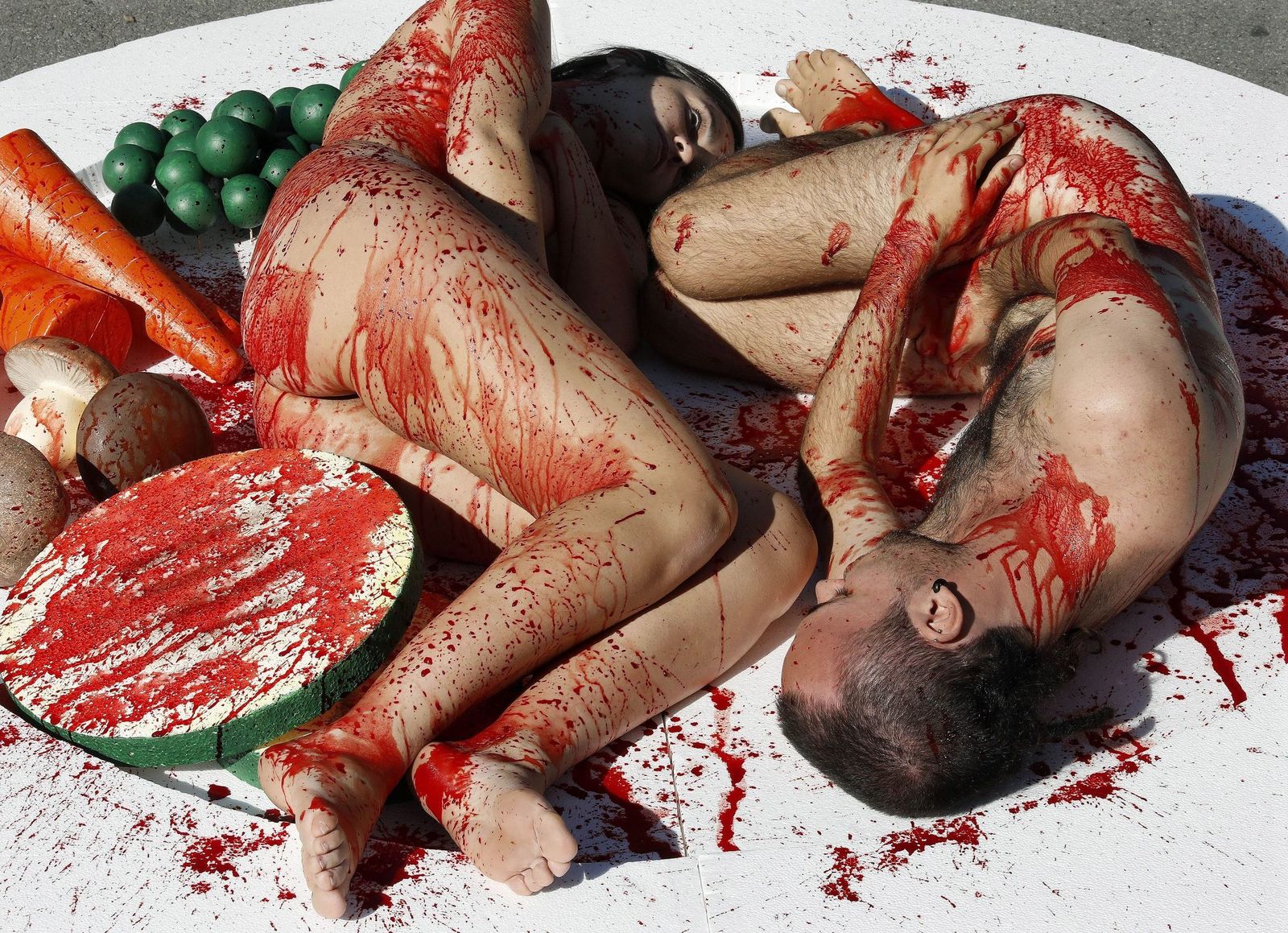 Los activistas ataviados como trozos de carne muerta