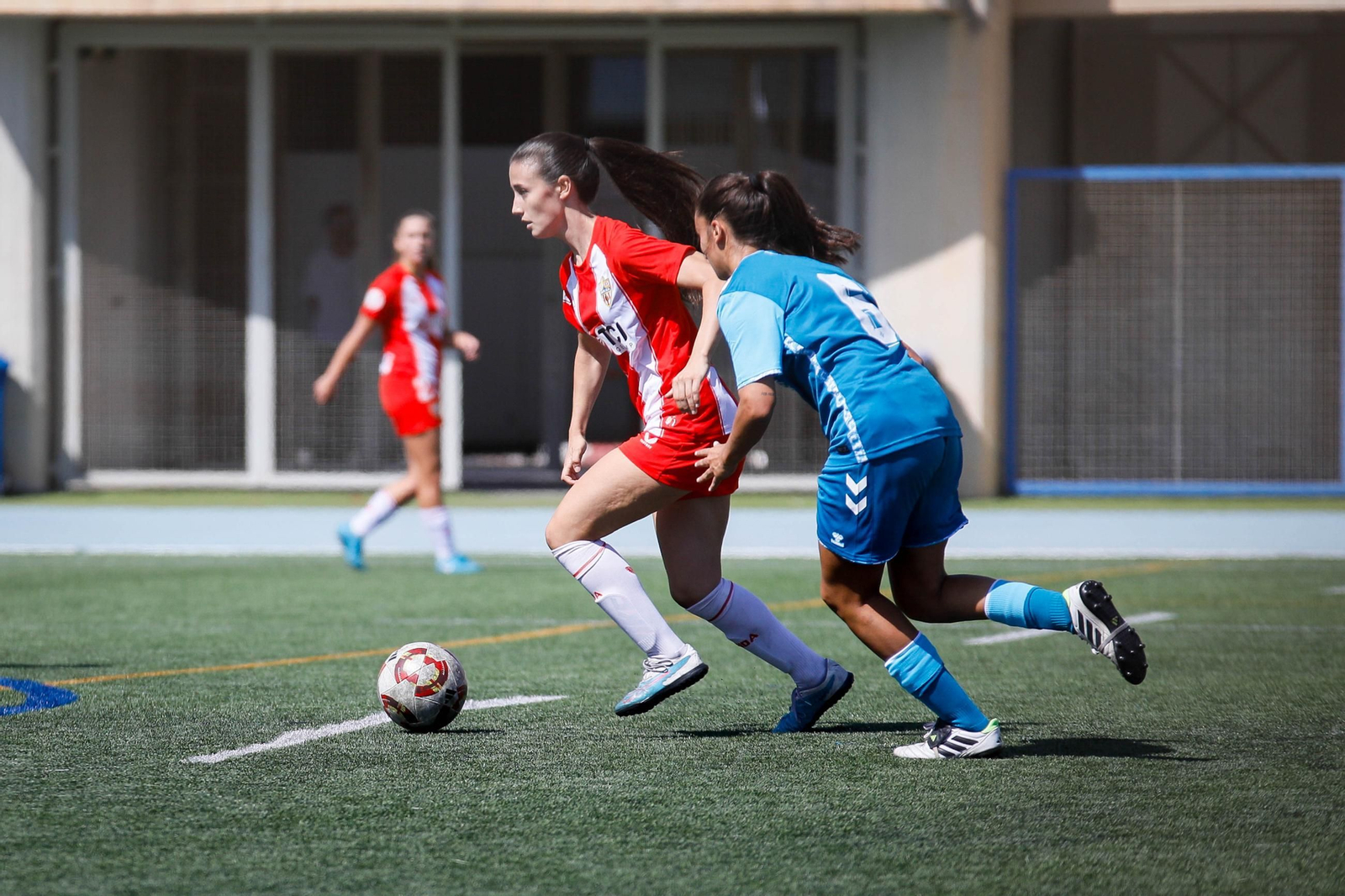 La rojiblanca Lucía avanza con el balón durante el encuentro de la pasada jornada frente al Betis B.