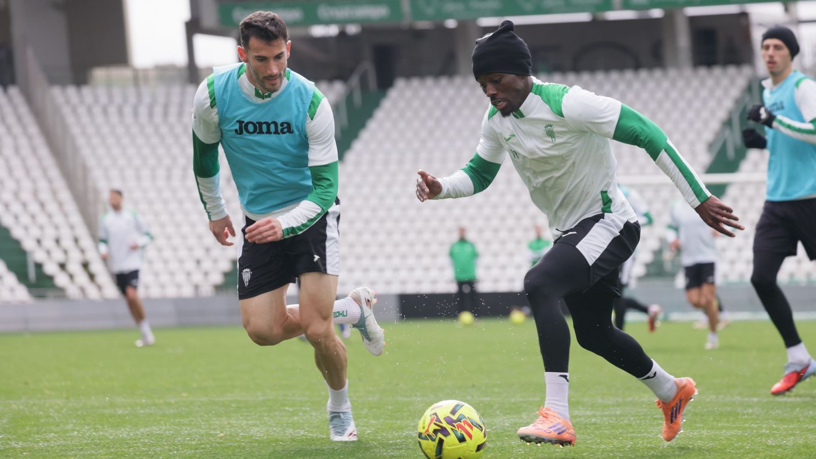 Adilson Mendes controla el balón en presencia de Albarrán.