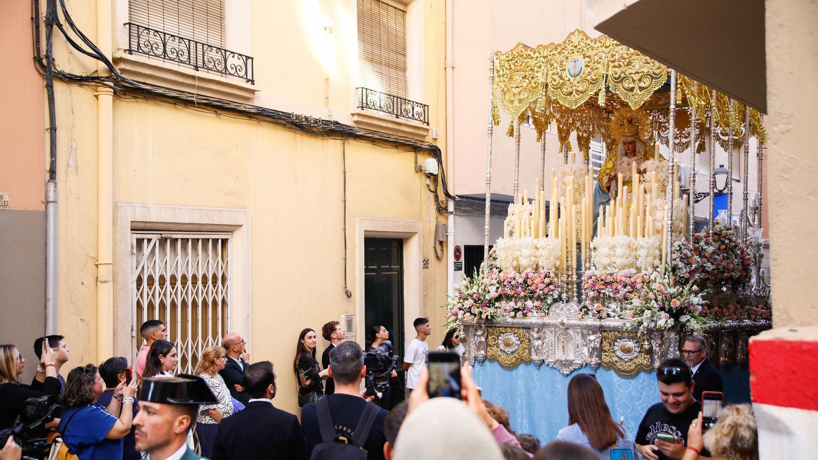 Vea la salida de la Hermandad de Los Ángeles de la Catedral de Almería