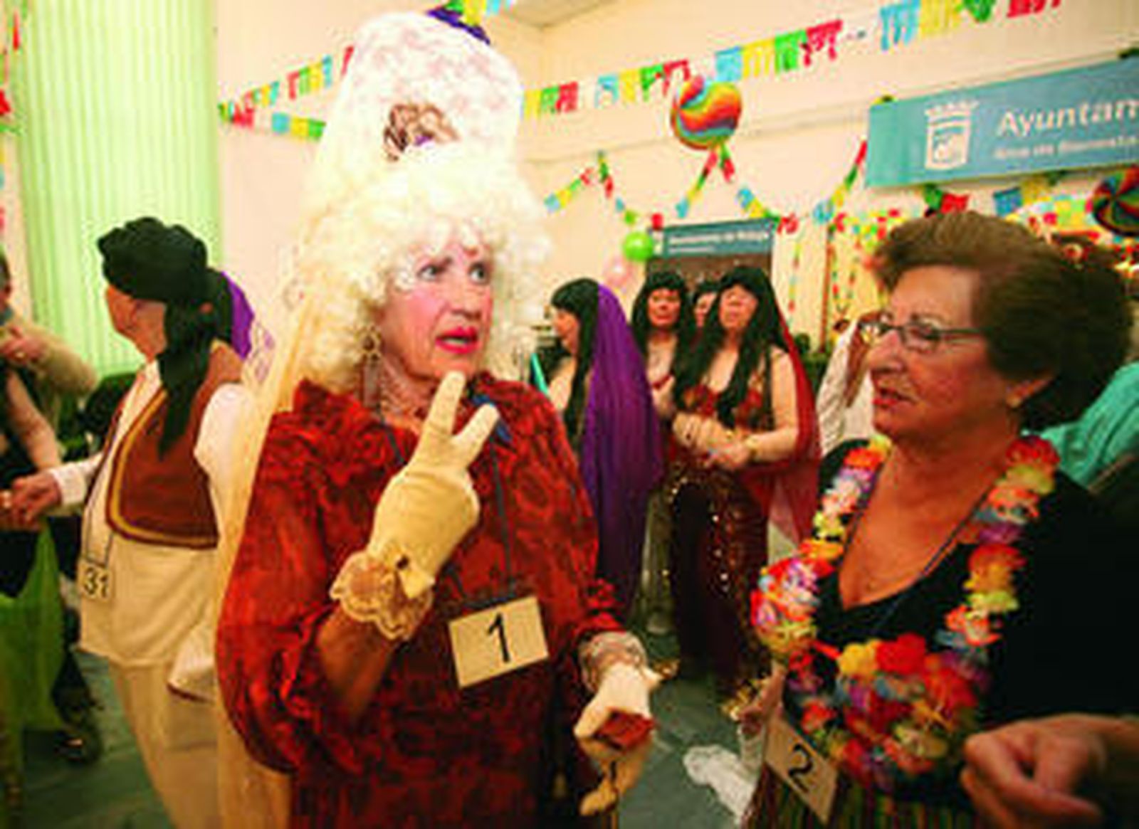 Victoria Molina y Antonia Ramos conversan antes del desfile.