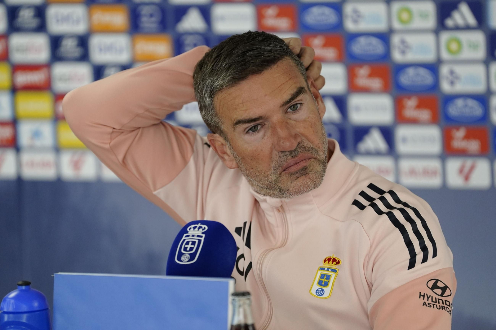 Luis Carrión, en una rueda de prensa como técnico del Real Oviedo.