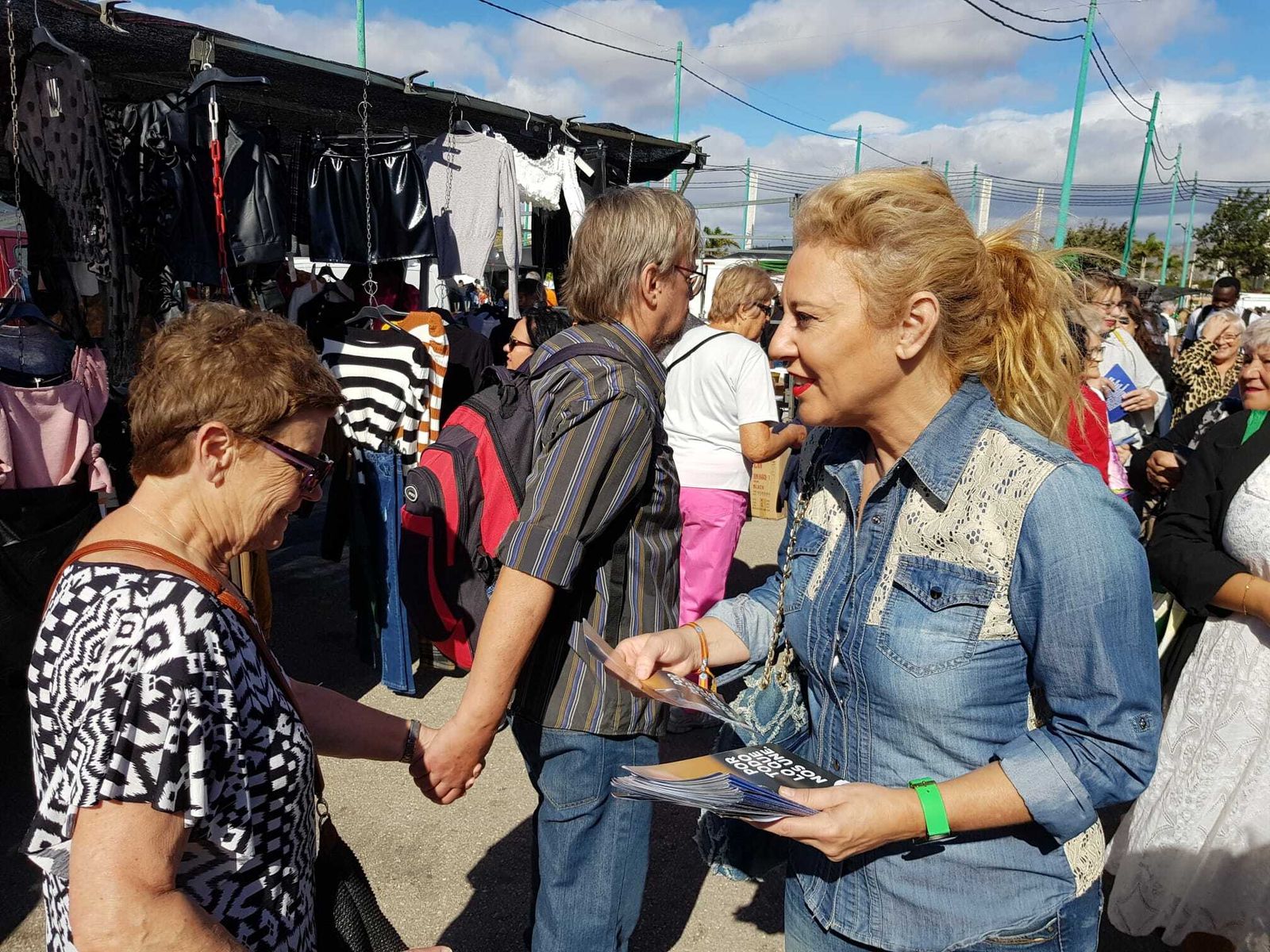 Carolina España reparte propaganda electoral.