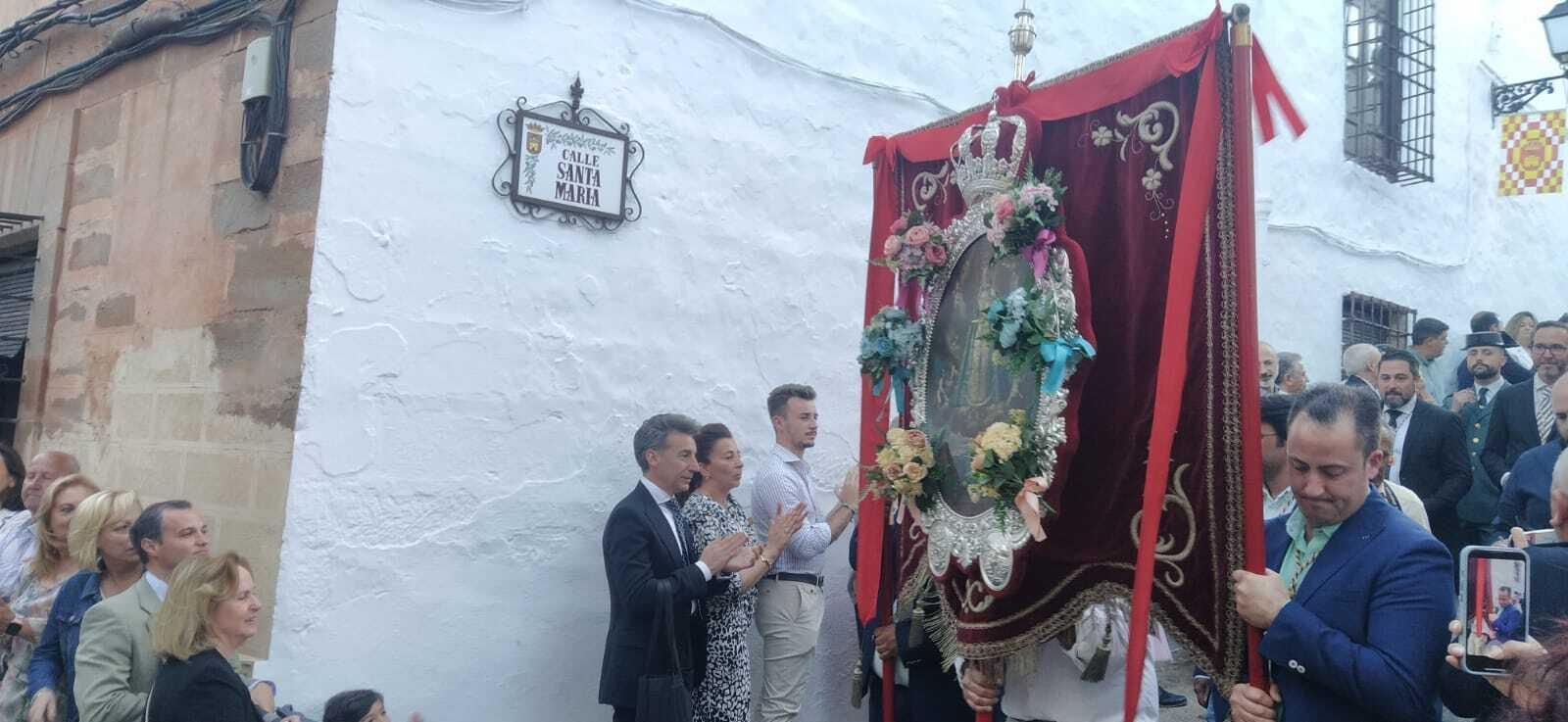 En imágenes: La patrona de Santisteban procesiona y renueva su mayordomía otro Pascuamayo