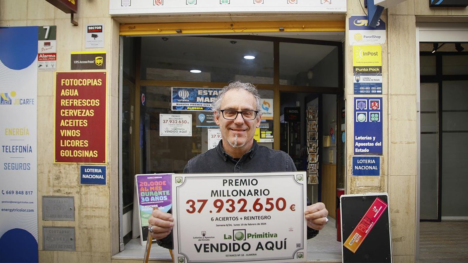 José Luis Alcaraz, regente del estanco de calle Mariana.