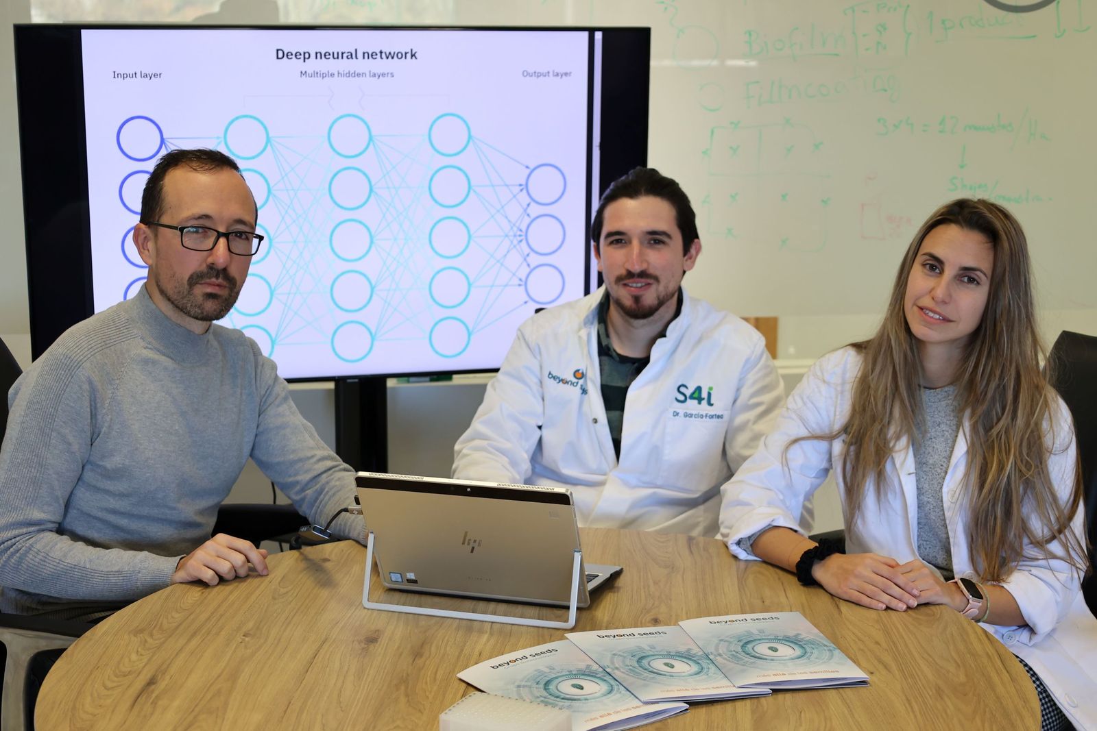 De izquierda a derecha, el responsable de la plataforma de IA en Beyond Seeds, Miguel Ángel Maldonado, el responsable de I+D de Seeds For Innovation, Edgar García, y la genetista molecular Ana García.