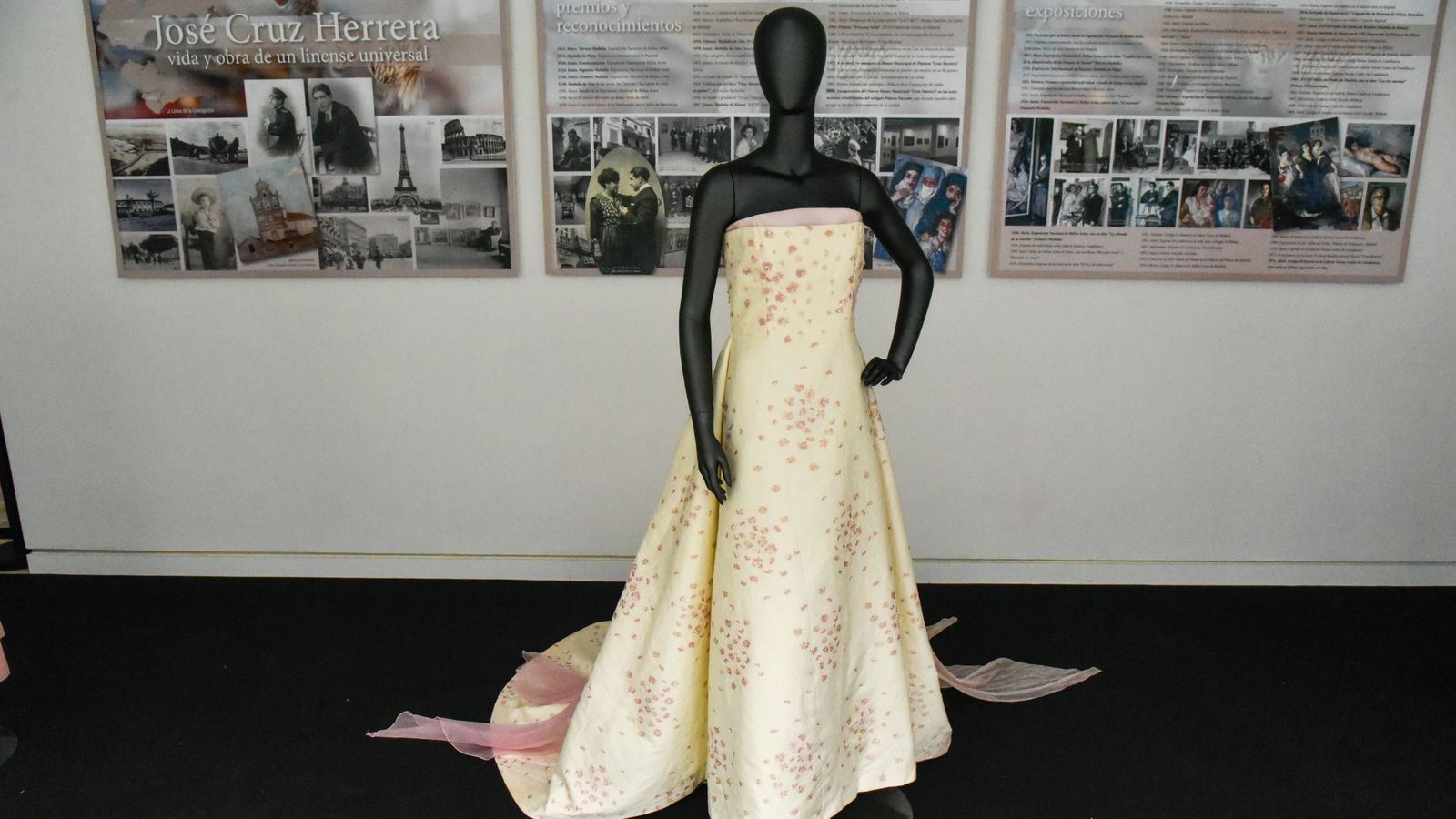 Exposición ' Vísteme: de la Alta Costura al Arte, 90 años de historia de la moda' en el Museo Cruz Herrera