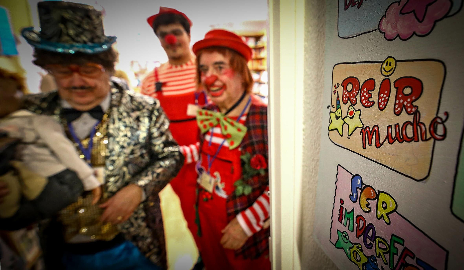 Imágenes de los Payasos Sanadores PASA en el hospital de Jerez.