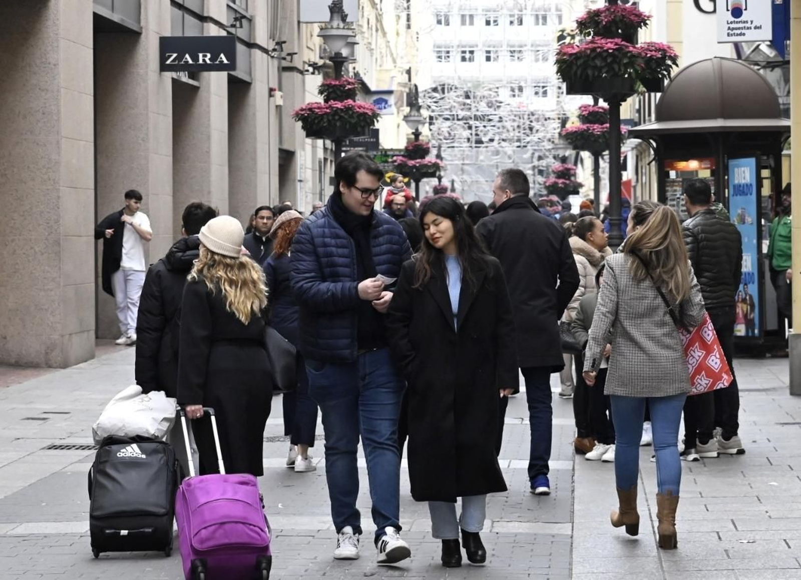 Ambiente en las calles del centro de Córdoba para despedir el año 2023, en imágenes