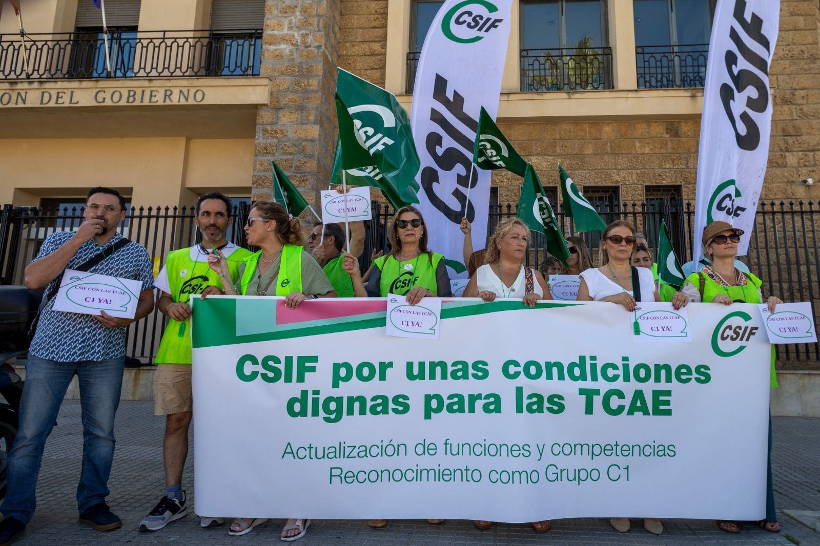 Técnicos en Cuidados de Enfermería convocados por el CSIF, concentrados esta mañana ante la Subdelegación del Gobierno.