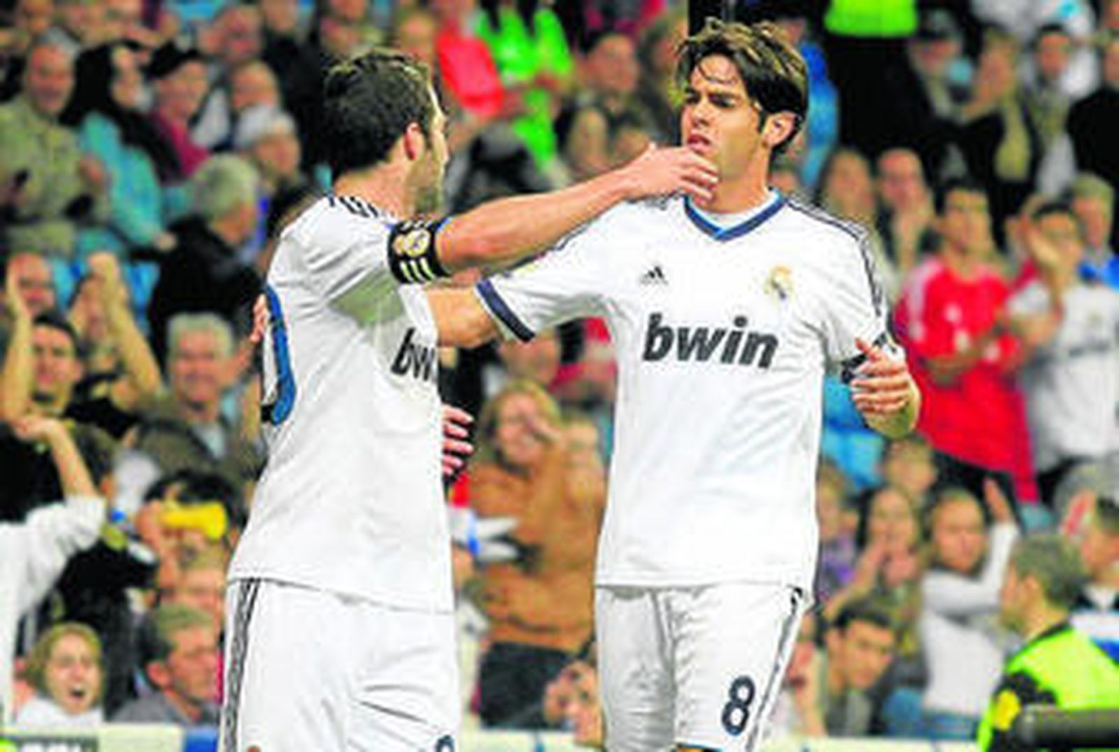 Kaká e Higuaín se felicitan tras un gol del Real Madrid.