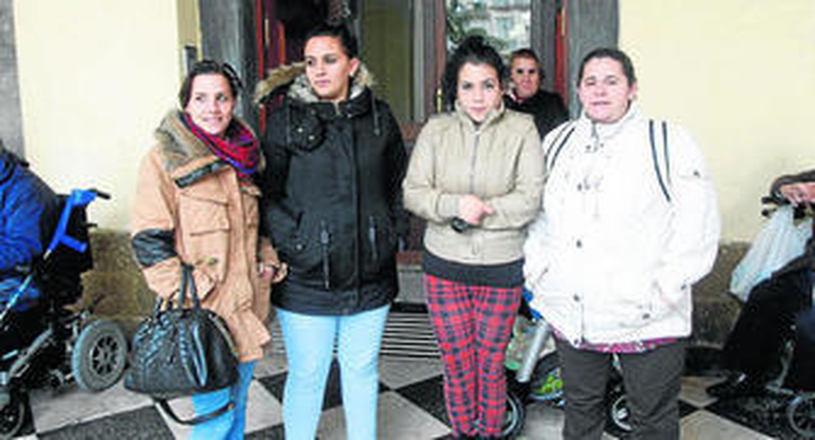 Milagros, Nazaret, Aisha y Lucía, ayer, en la puerta del Ayuntamiento.
