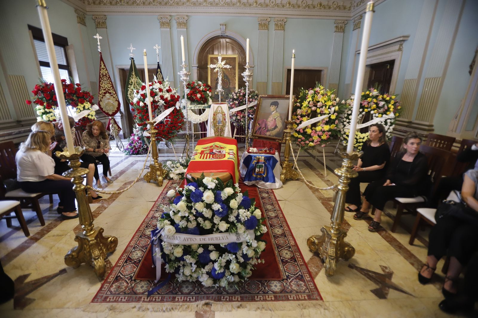 Imágenes de la capilla ardiente de Miguel Báez Espuny 'Litri' en la mañana del viernes