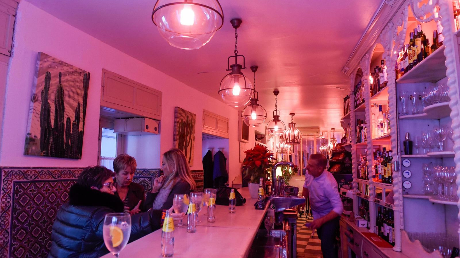 Interior del bar Alhucema.