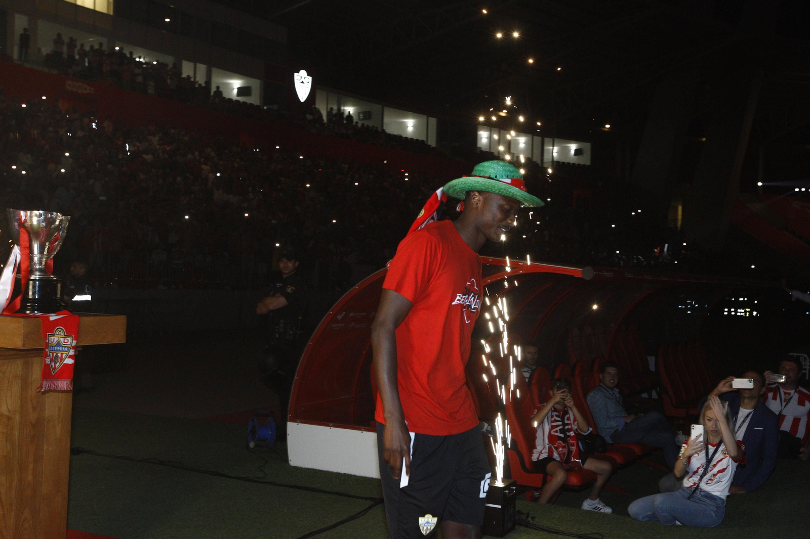 Las imágenes de la fiesta del ascenso de la U.D. Almería en el Estadio Mediterráneo.