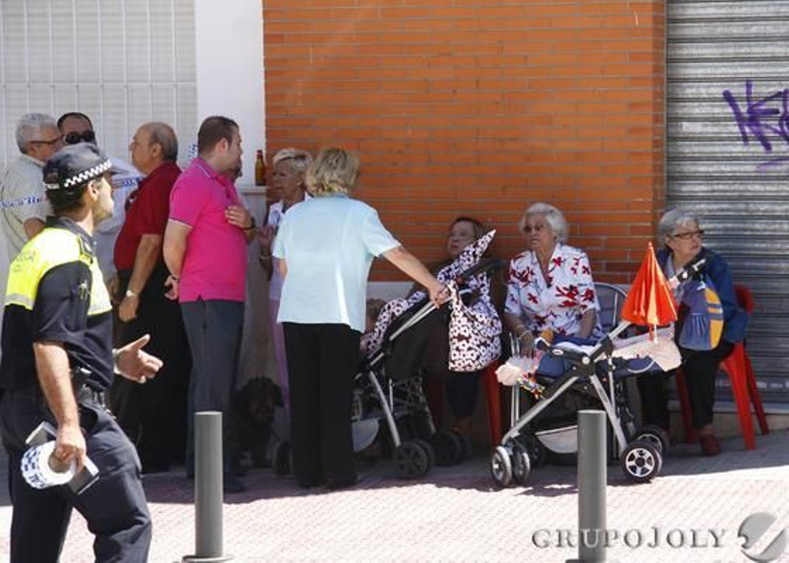 Vecinos desalojados esperan una solución en la calle.

Foto: Belén Vargas