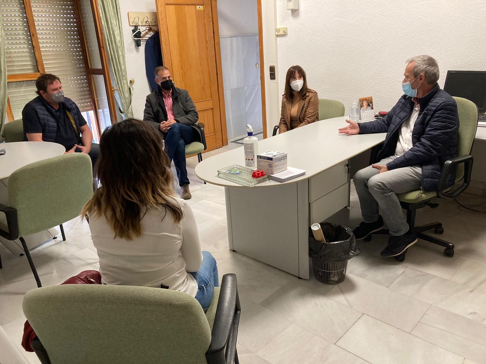 El delegado de Educación durante la reunión con el alcalde de Dalías