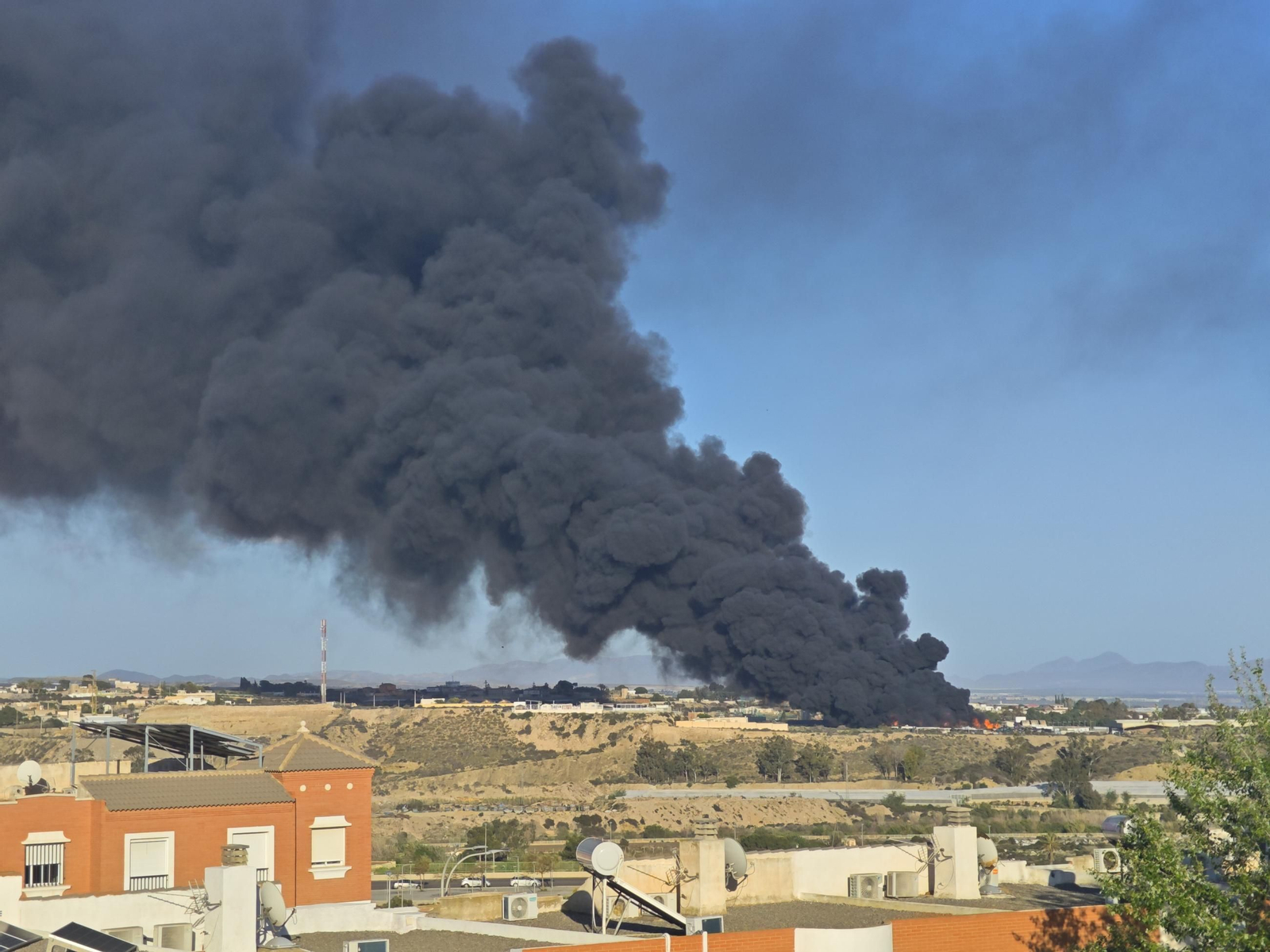 Las imágenes del incendio de la planta de reciclaje en Almería
