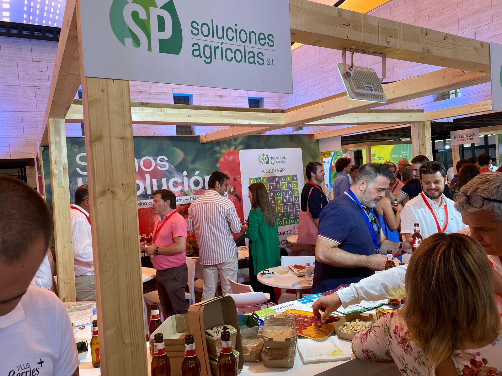 Más de medio centenar de empresas participan en el Congreso de Frutos Rojos