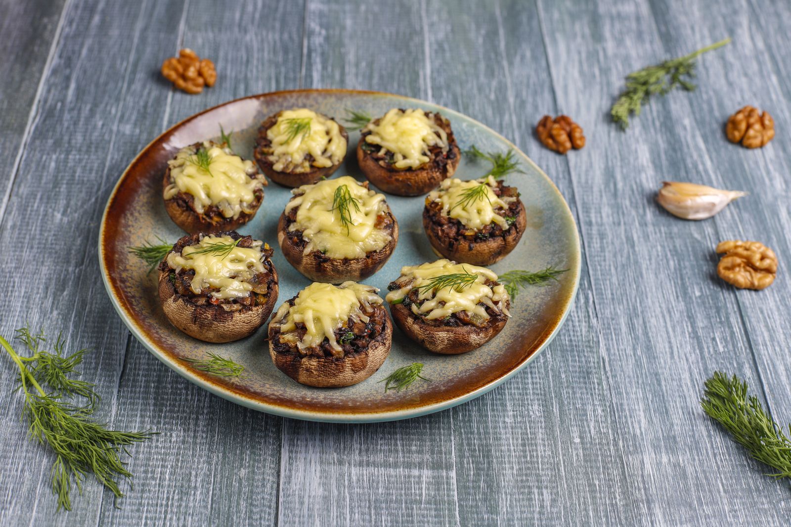Champiñones Portobello rellenos de crema de cebolla y queso