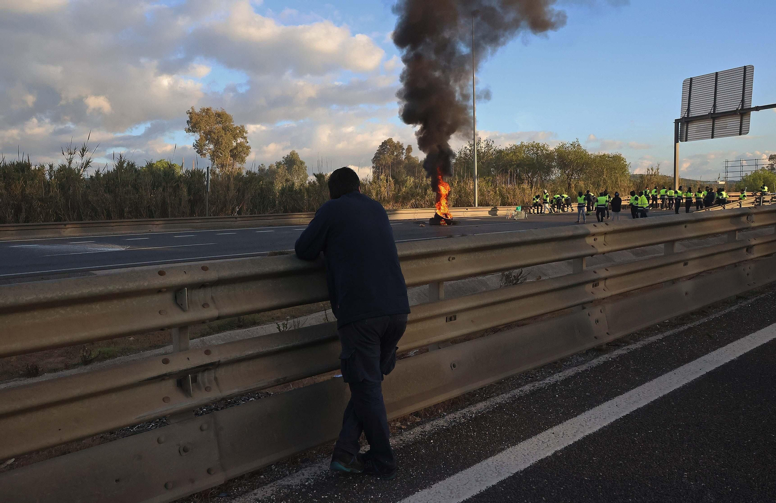 Imágenes del corte de la A7 por los huelguistas de Acerinox tras las negociaciones en el Consejo Andaluz de Relaciones Laborales