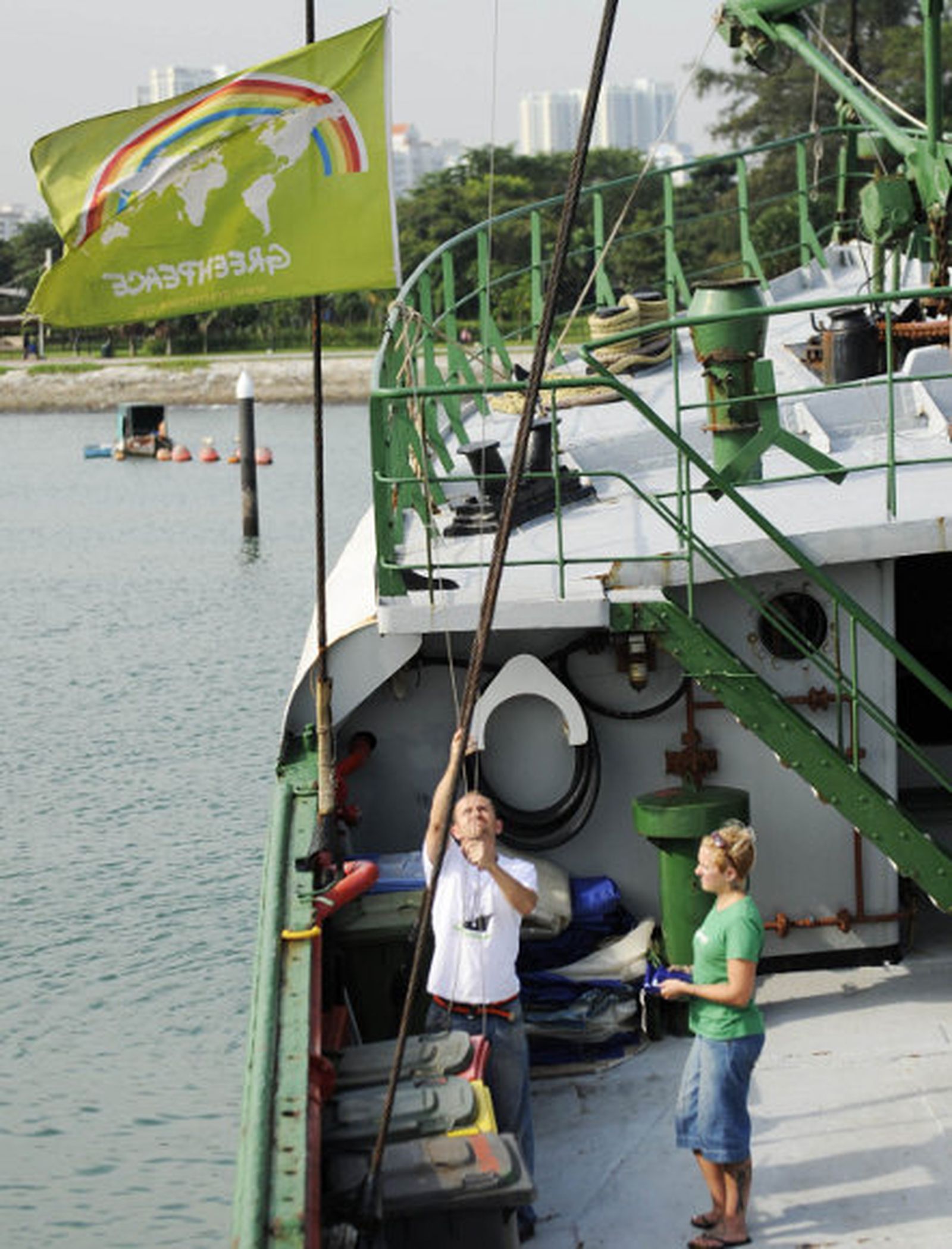 El 'Rainbow Warrior II' abandona la lucha por el medio ambiente