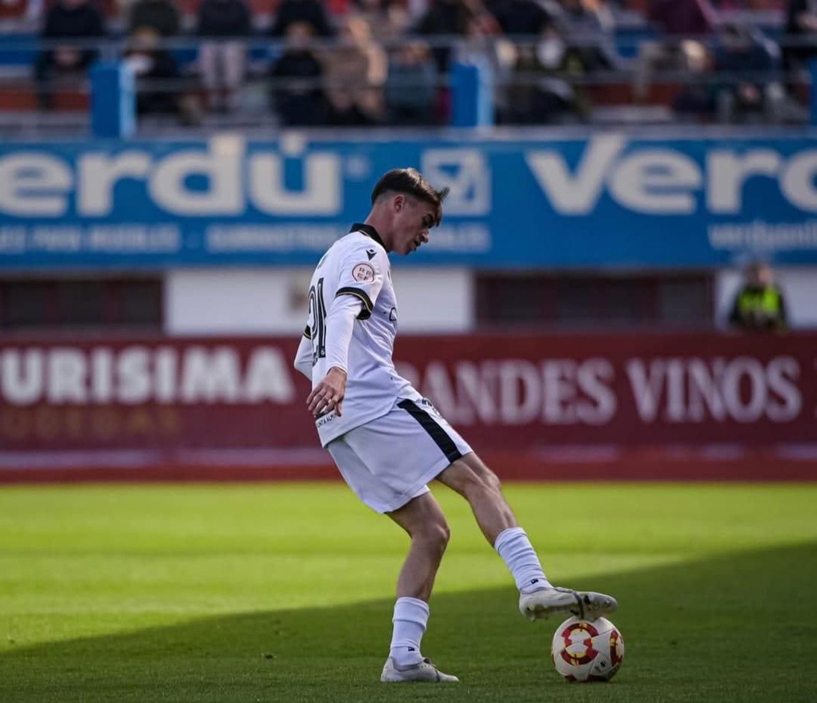 El futbbolista almeriense conduce el balón durante un encuentro de su etapa en el Ceuta