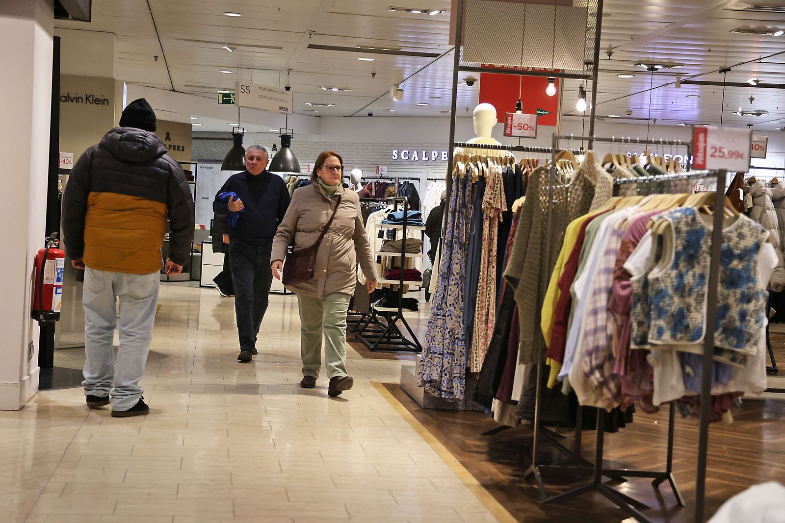 Las fotos del primer día de rebajas en El Corte Inglés de Huelva: frío, colas y descuentos