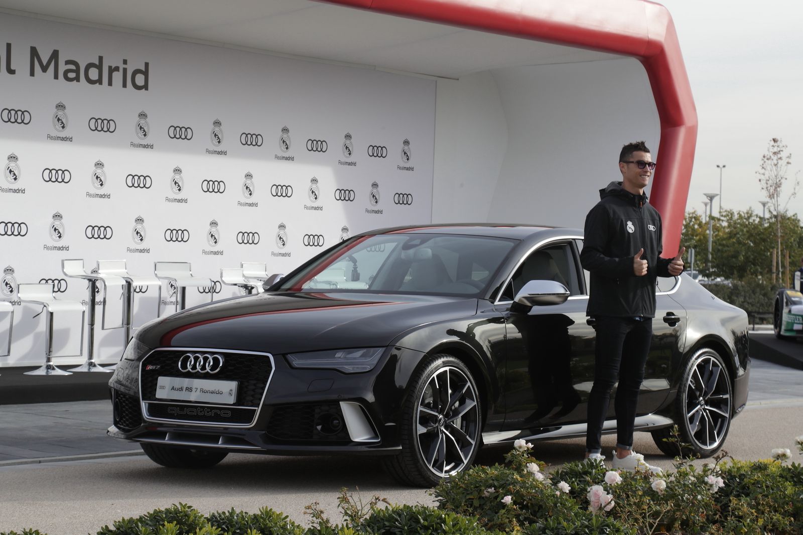 Cristiano recibió su nuevo modelo en Valdebebas.