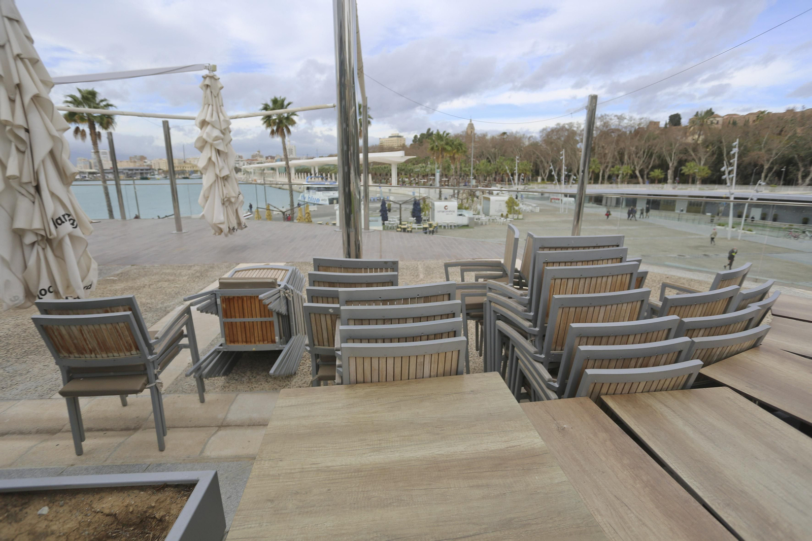 El Muelle Uno tras la primera semana de cierre de comercio y hostelería en Málaga capital