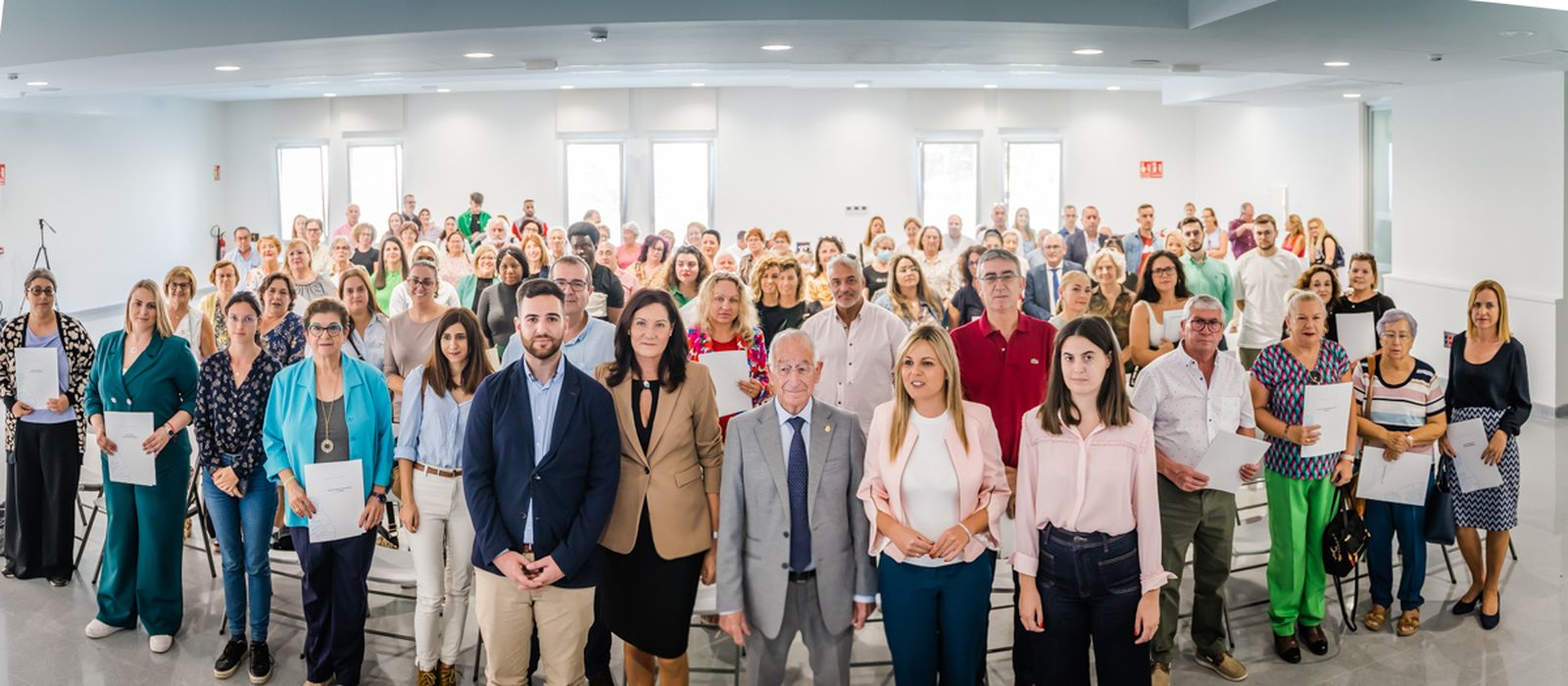 Todos las asociaciones y colectivos beneficiarios junto al alcalde y ediles.