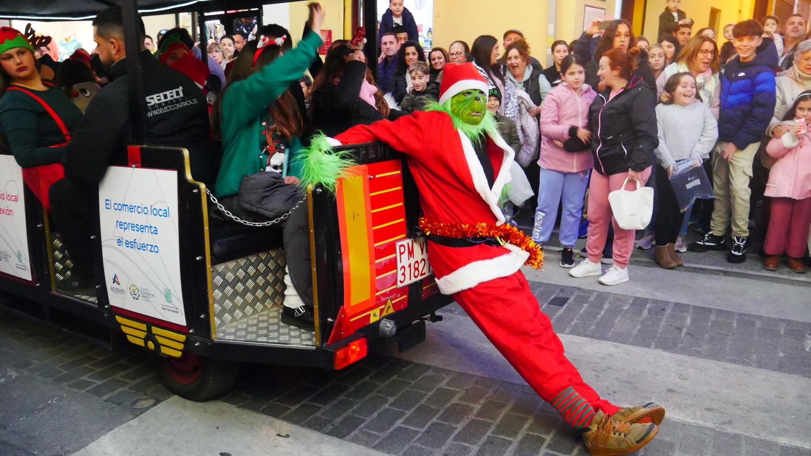 El Grinch también hizo de las suyas en las arterias comerciales isleñas.