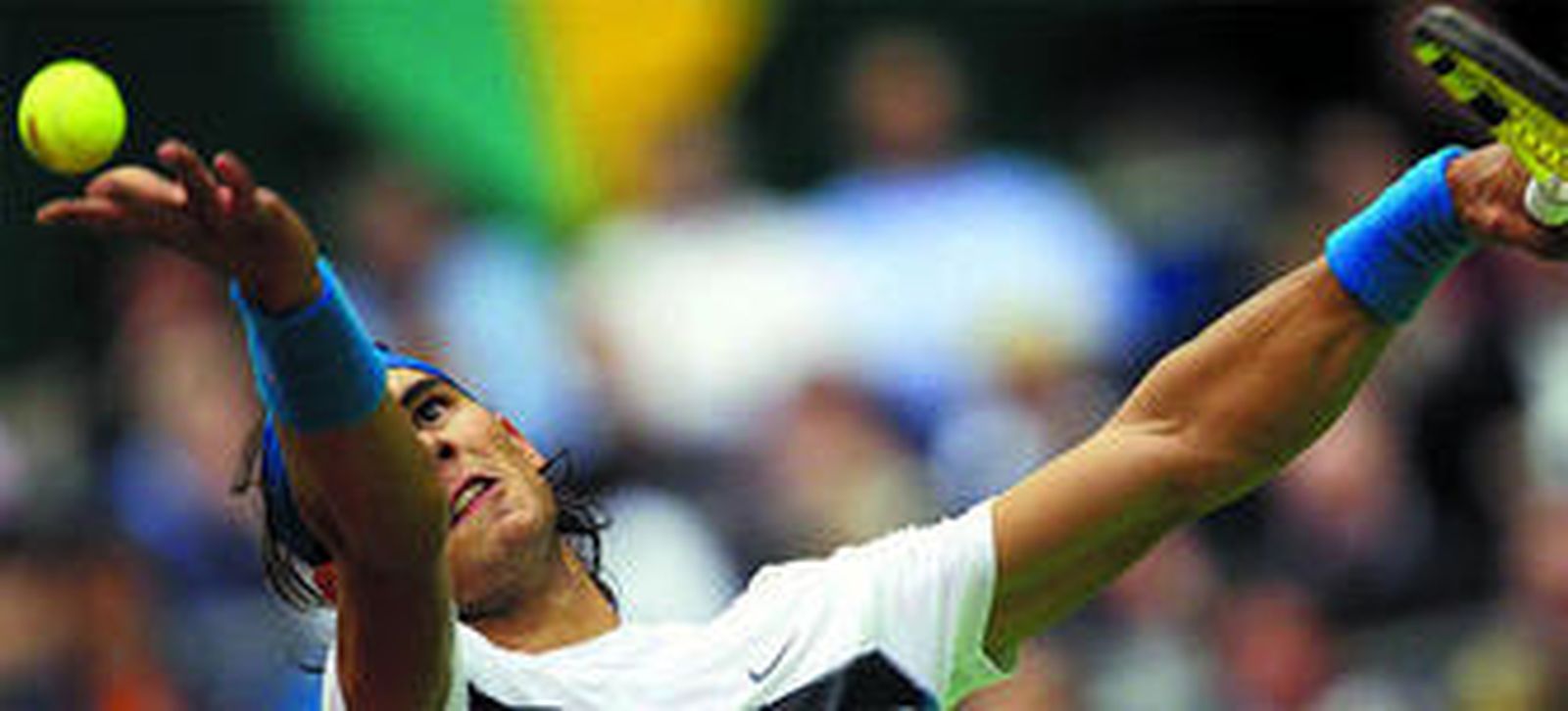 Rafa Nadal, sirviendo ayer contra el italiano Bolelli.