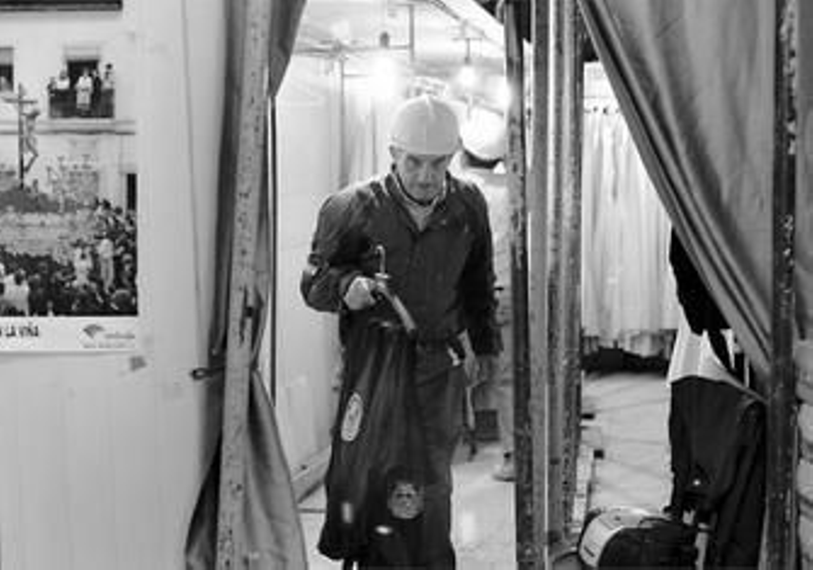 Un operario procedía en la mañana de ayer a sacar las túnicas del local de Paco Alba.