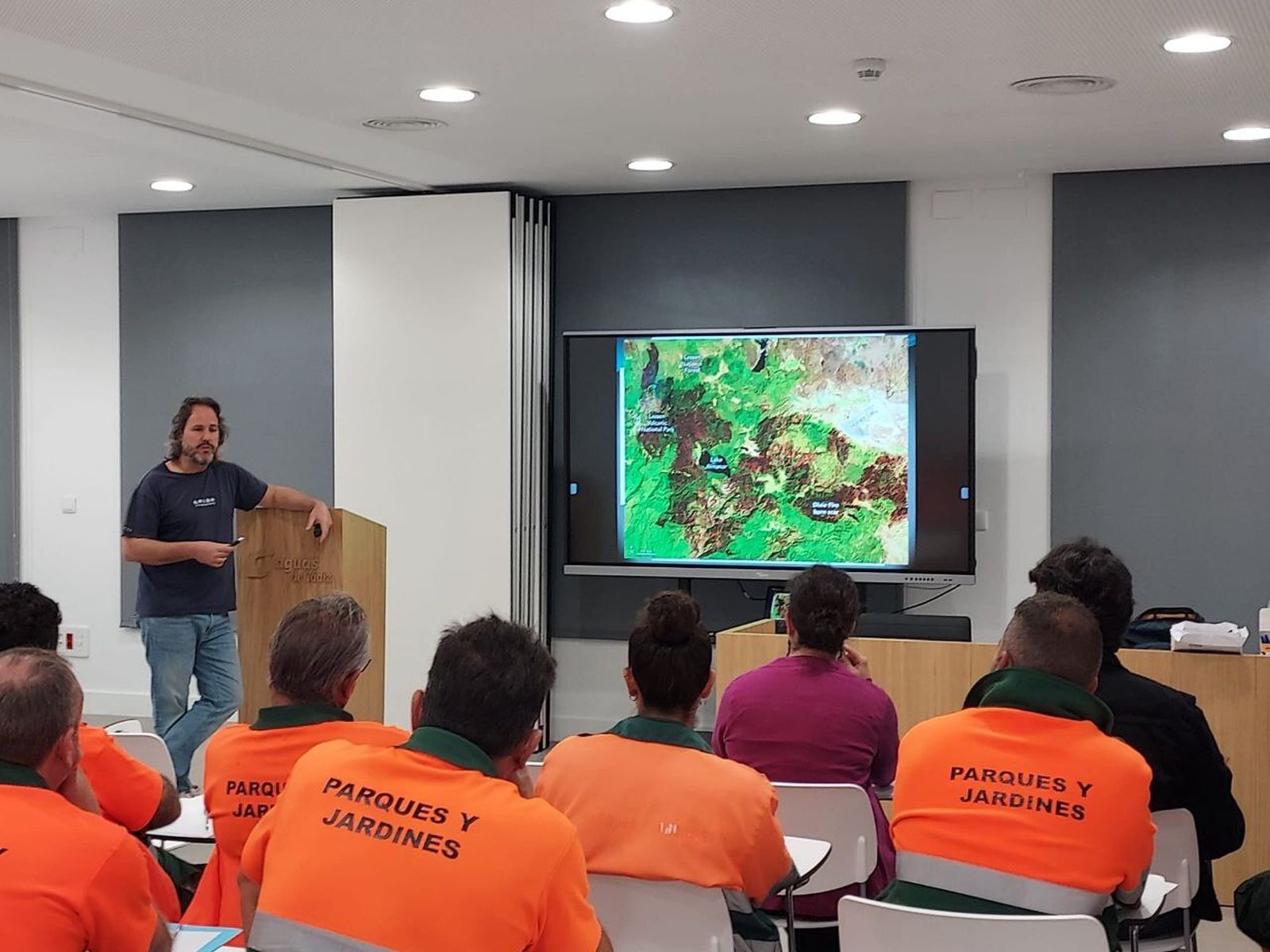 El personal de Parques y Jardines recibe formación sobre poda.