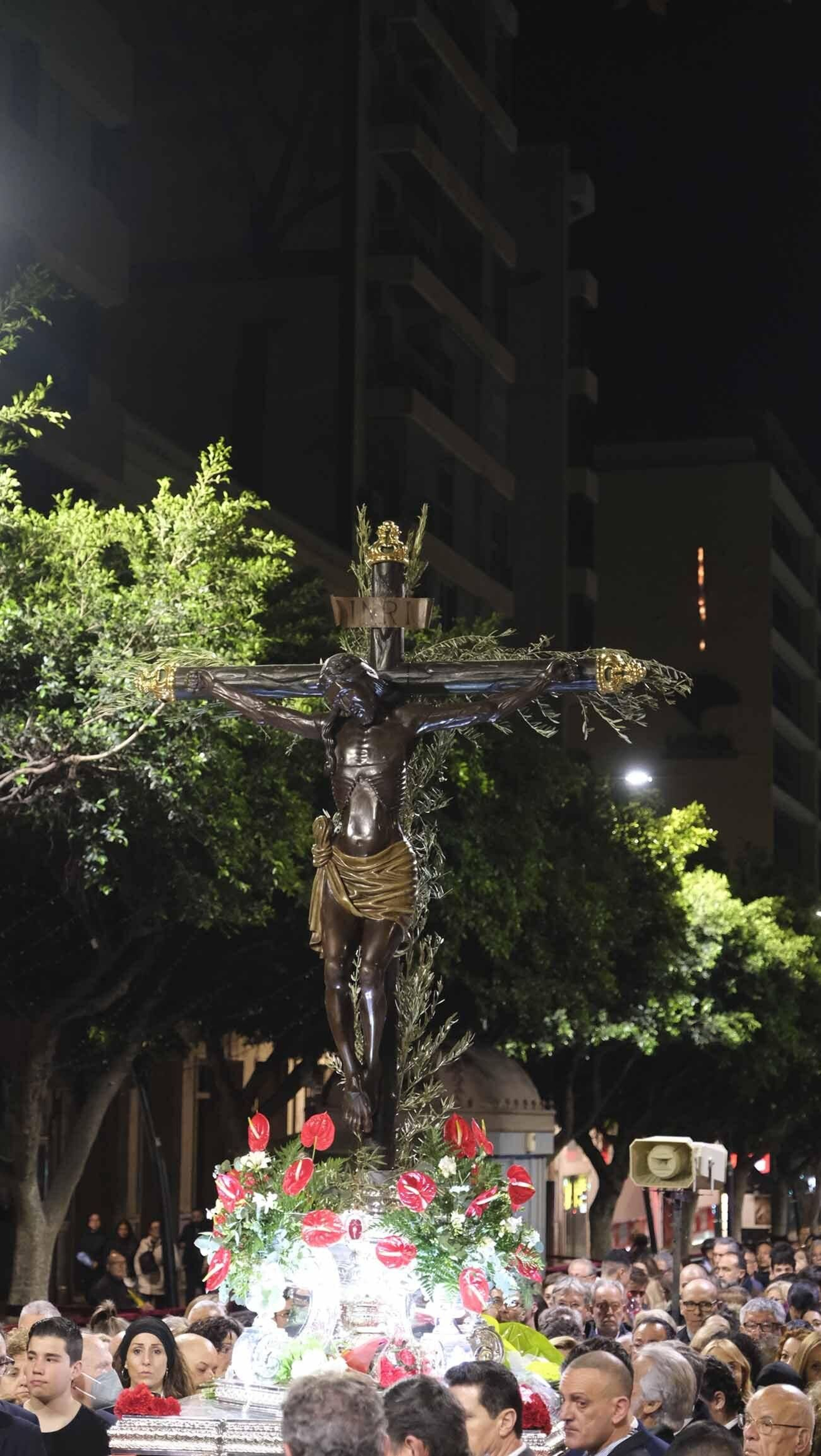 Procesión del Vía Crucis-Cristo de la Escucha en Almería, en imágenes