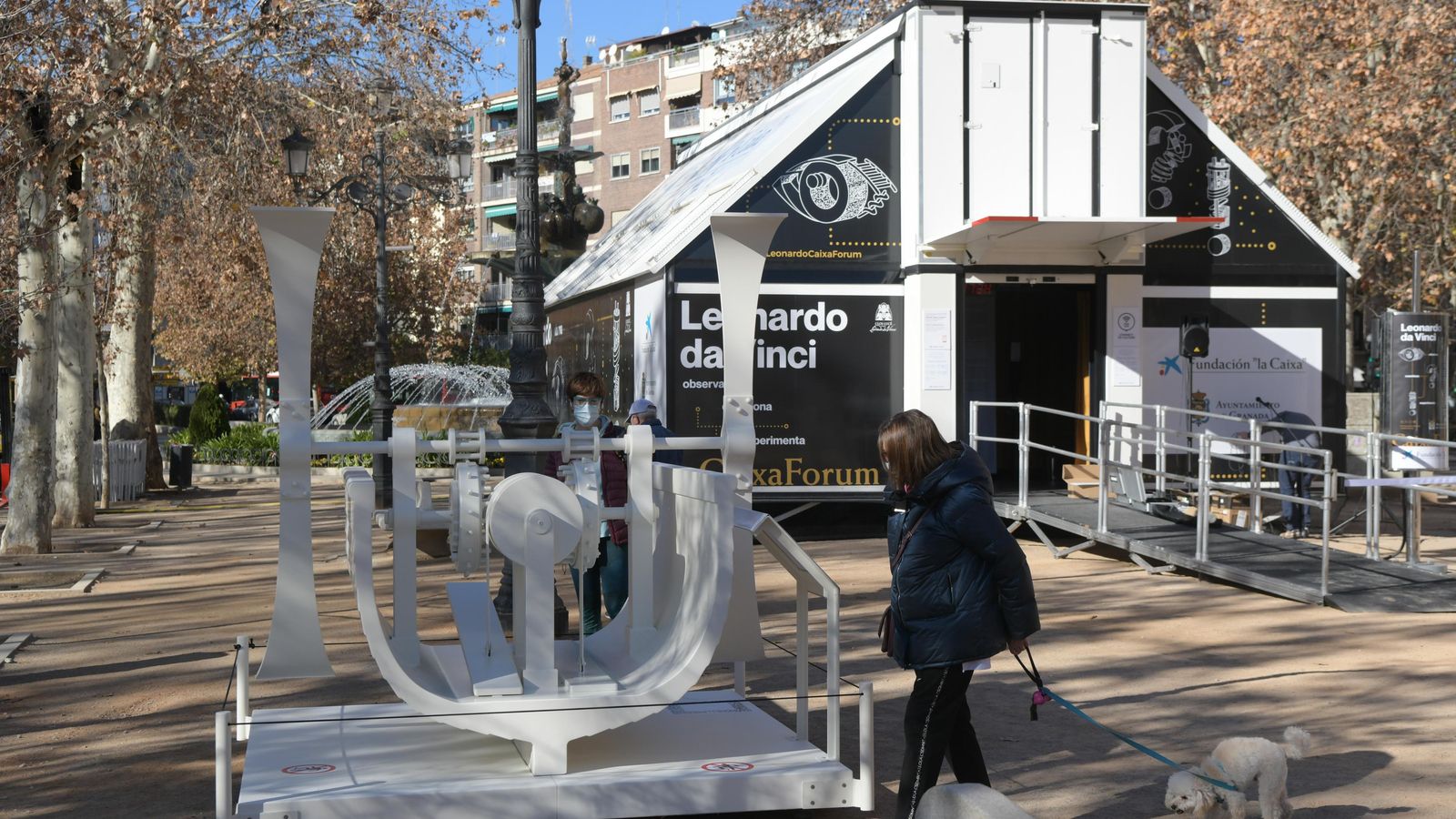 Una visitante contempla una de las maquetas a escala real