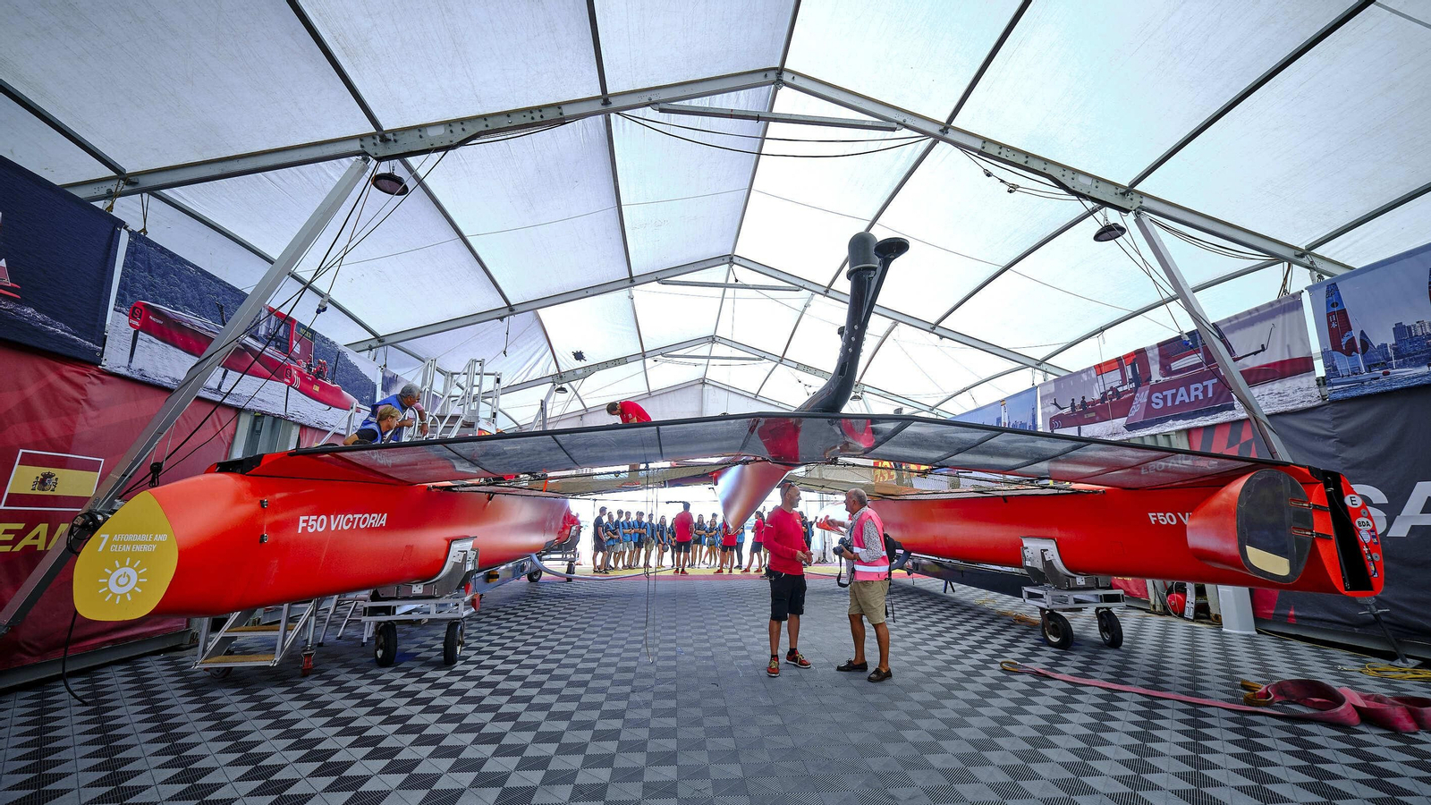 El F50,  fue el primer barco de su tipo que alcanzó los 92,6 km/h (50 nudos) durante la competición y tiene una velocidad máxima prevista de más de 100 km/h (54 nudos).